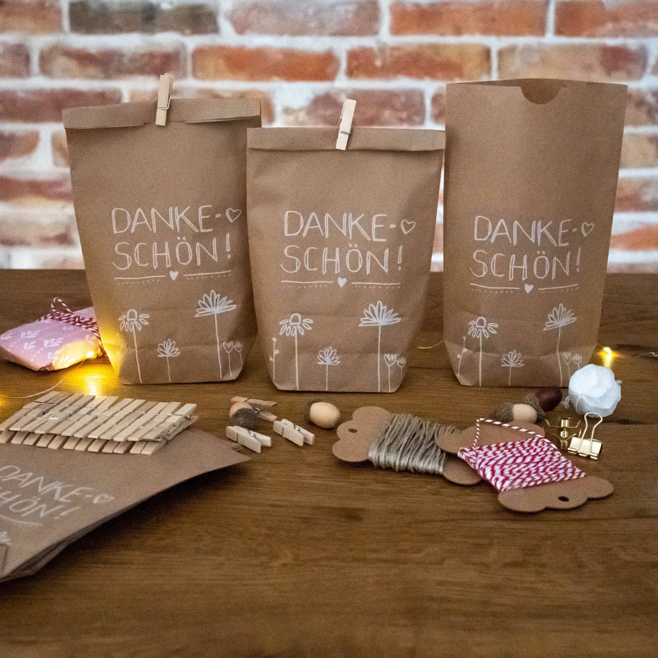 Eine der Guten Verlag Geschenkpapier Geschenktüten Set - Dankeschön, (24St), 24 bedruckte Kraftpapiertüten 14x22 cm & Holzklämmerchen, beige weiß – Bild 4 von 5