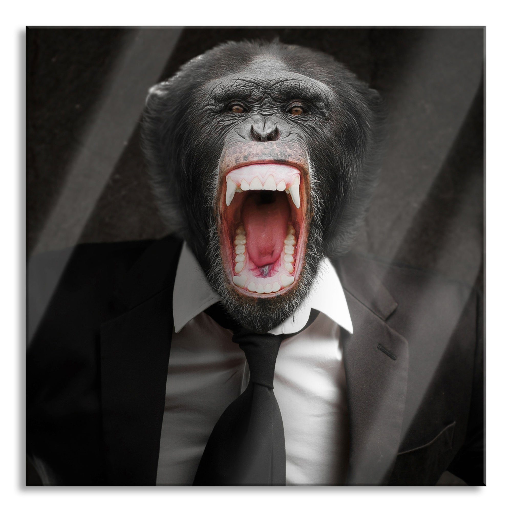 Anzug, im im und Aufhängungen Pixxprint Wütender Affe Wütender Echtglas, inkl. Glasbild Affe Anzug St), aus Abstandshalter (1 Glasbild