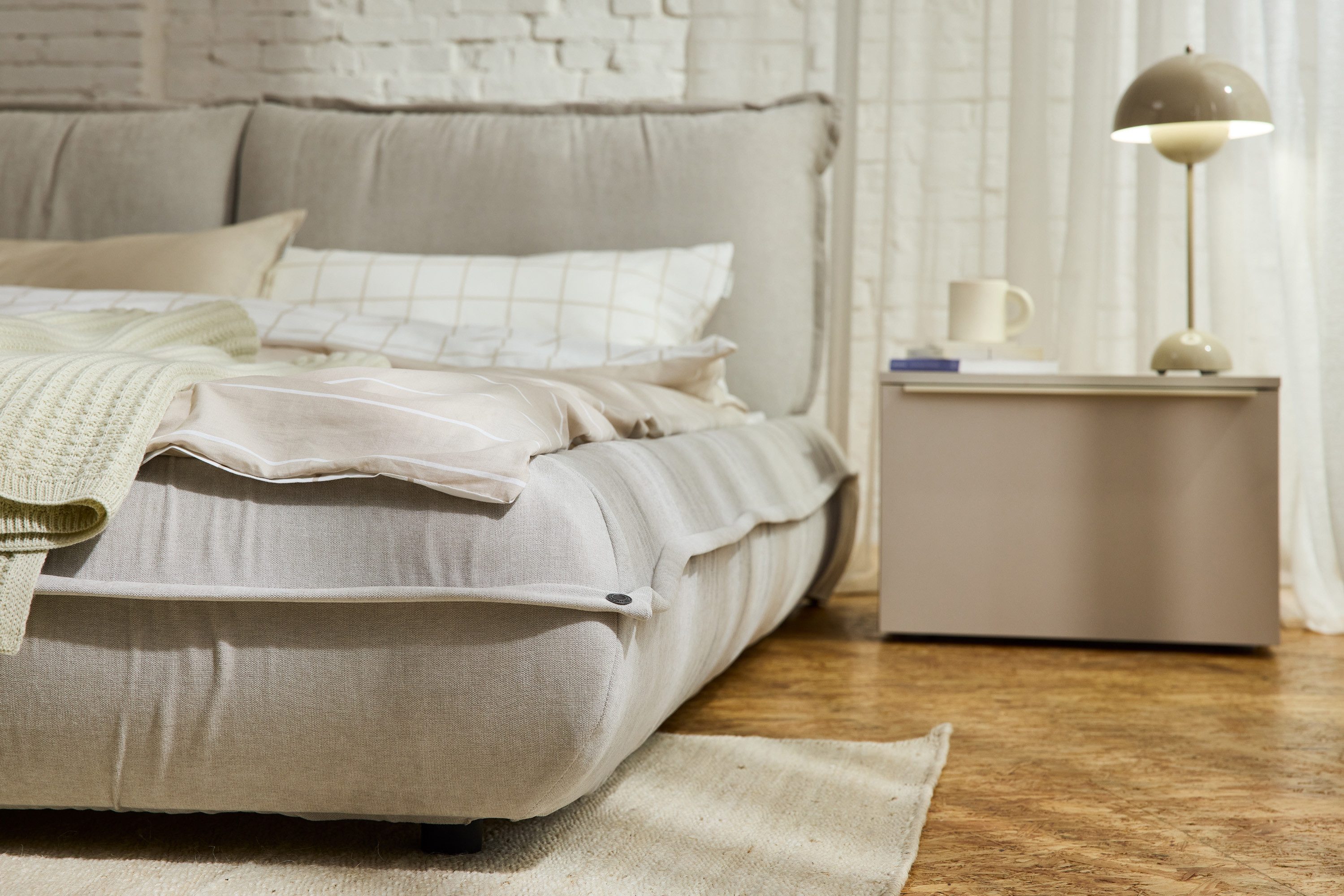 TOM TAILOR HOME Polsterbett PILLOW BED – lässiges Bett mit Kopfteil und Bettrahmen in Kissenform, besonders niedrige Optik – Bettrahmen mit abnehmbarem Bezug