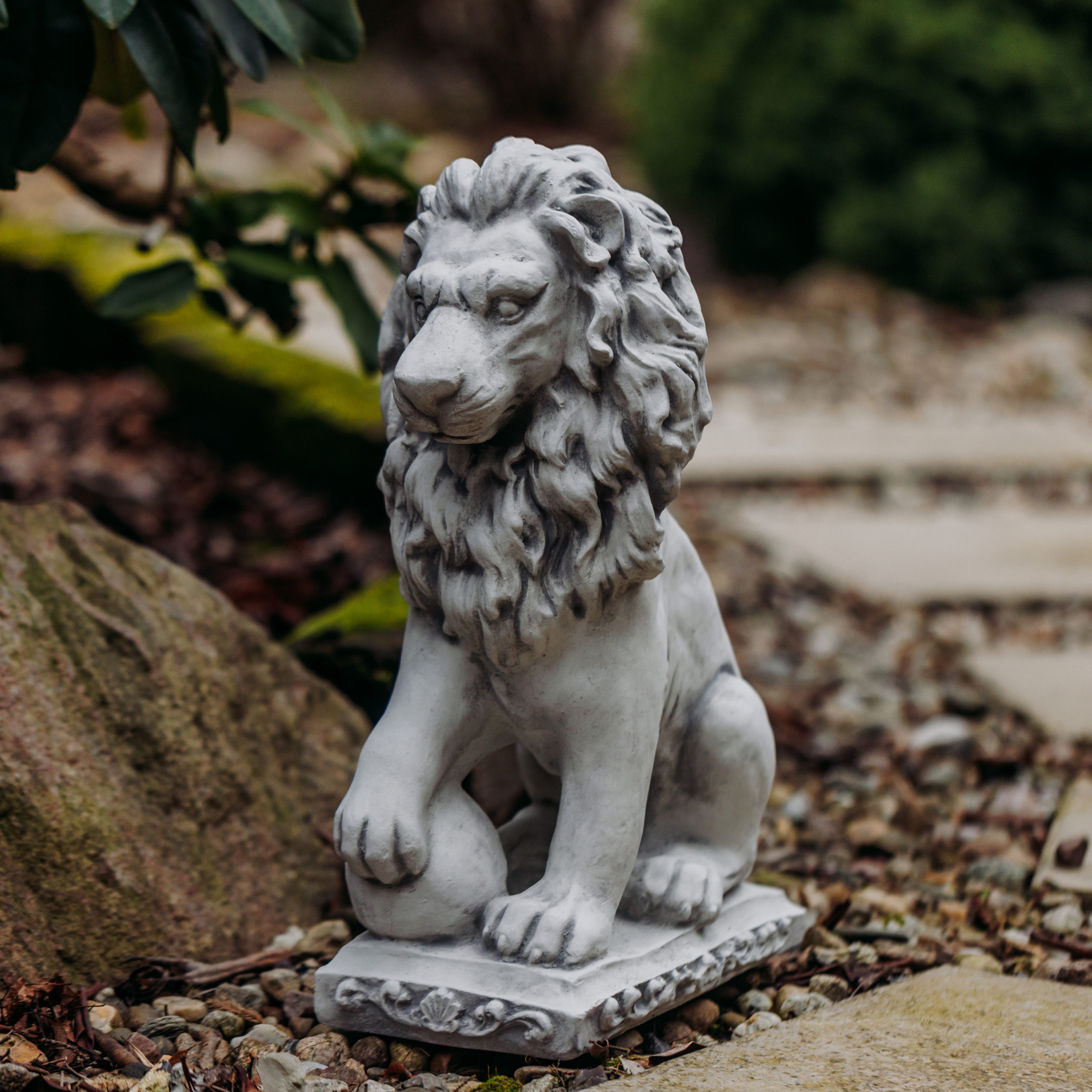 gartendekoparadies.de Gartenfigur Statuen Löwen mit Kugel, Steinfigure, Steinguss, H. 47 cm, je 21 kg, Frostsicher