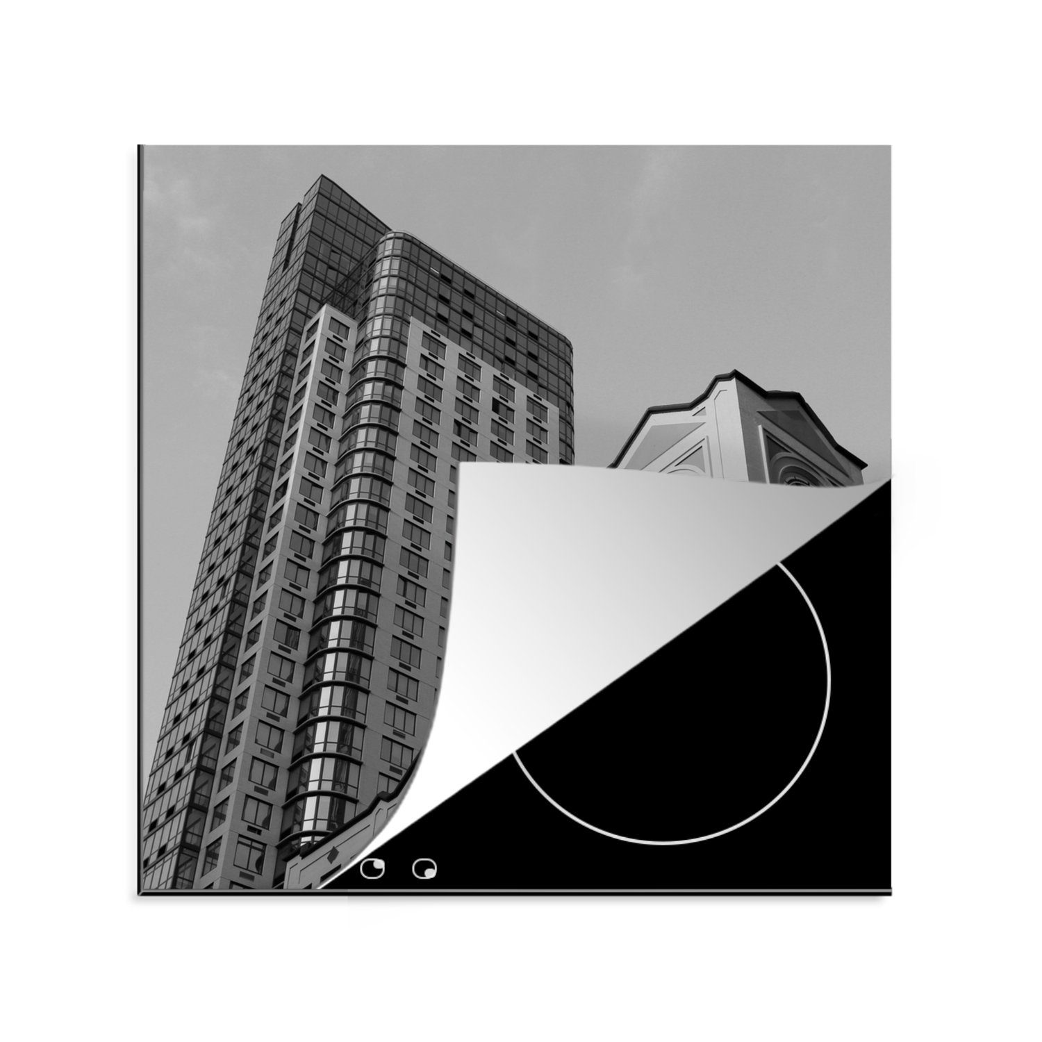 MuchoWow Herdblende-/Abdeckplatte Schwarz-Weiß-Bild eines alten Uhrenturms neben einem modernen Gebäude, Vinyl, (1 tlg), 78x78 cm, Ceranfeldabdeckung, Arbeitsplatte für küche | Herdabdeckplatten