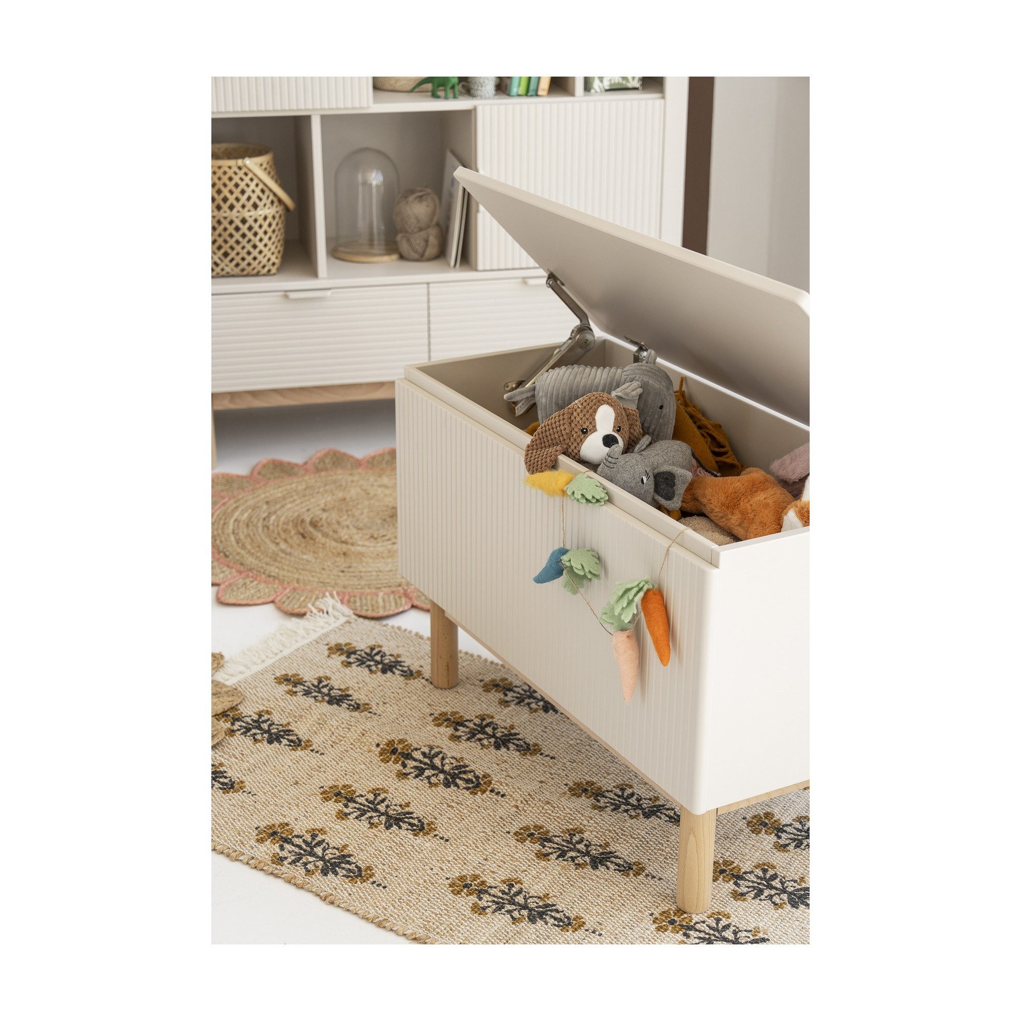 Raumhirsch Furniture Spielzeugtruhe Elegante Spielzeugtruhe MILOO mit Absenkautomatik (Maße: 90,6 x 42,5 x 58,8 cm (Absenkautomatik, vielseitig einsetzbar), Geriffelte Fronten, Buchenholz-Elemente, klassisch-modernes Design