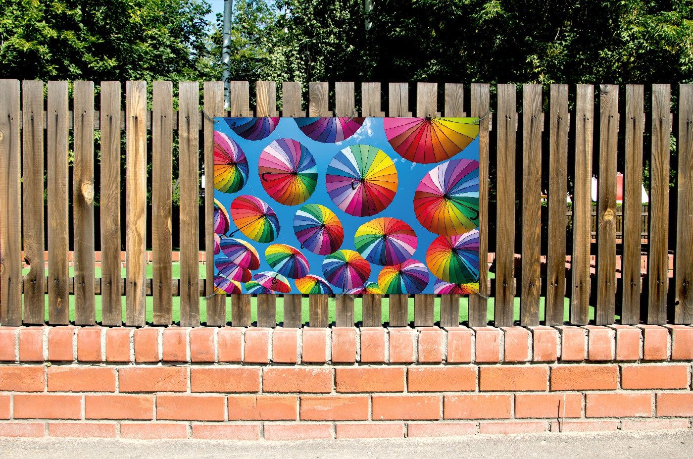 Wallario Sichtschutzzaunmatten Bunte Regenschirme vor blauem Himmel