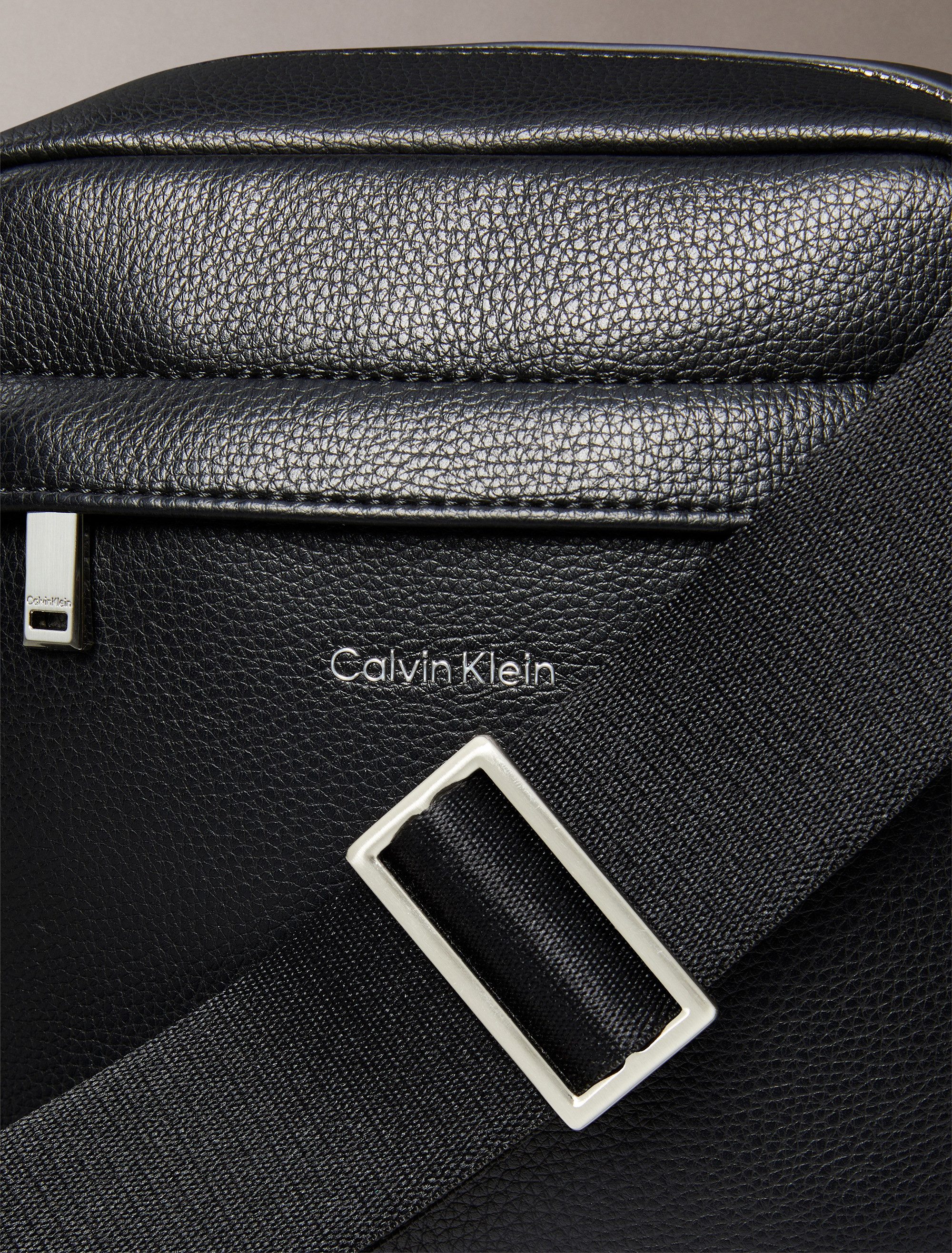Calvin Klein Umhängetasche RAISED REPORTER, Herren Minibag, Crossbodybag, Schultertasche mit Logoschriftzug – Bild 5 von 5