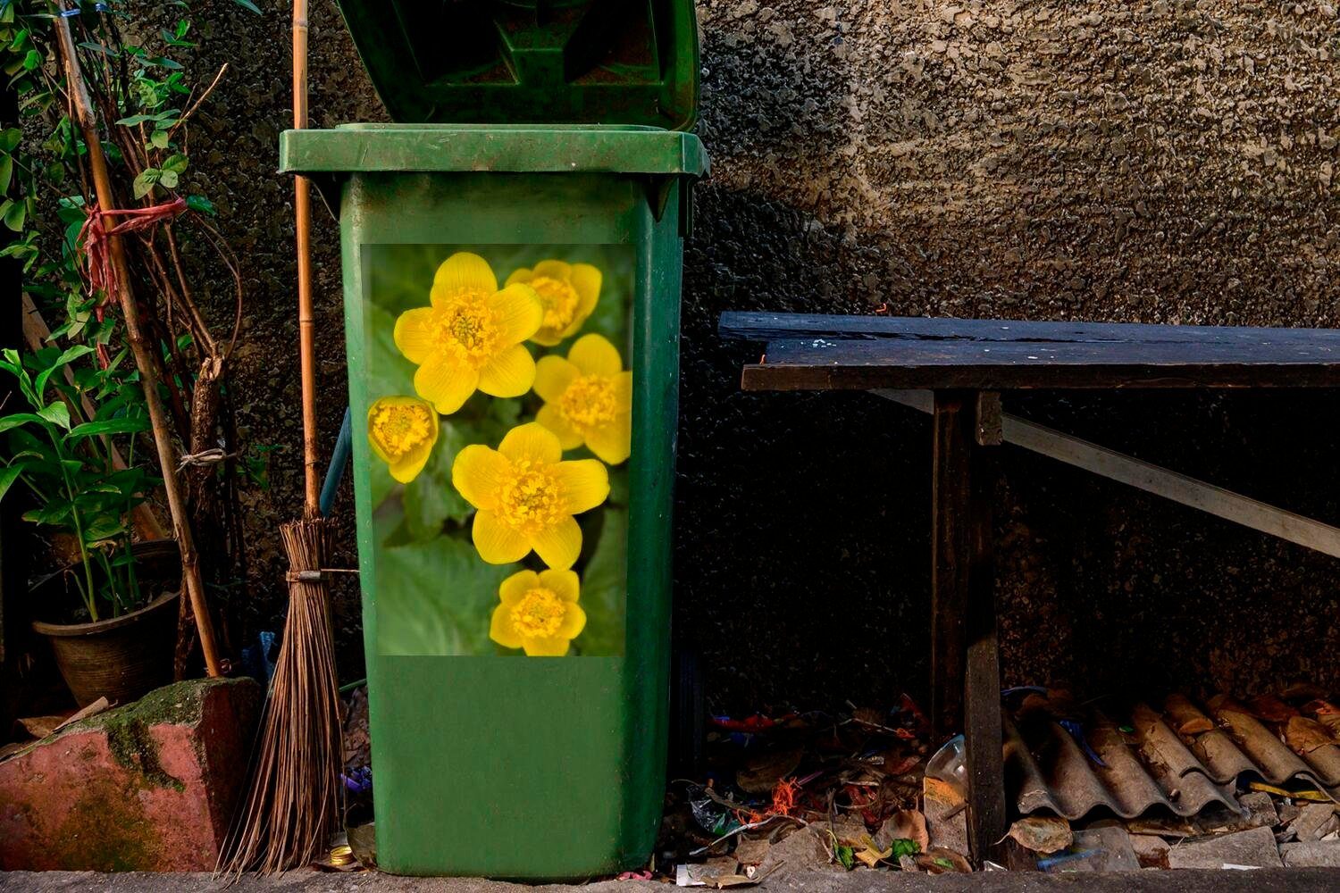 MuchoWow Wandsticker Nahaufnahme - St), Container, Sticker, Mülleimer-aufkleber, (1 Mülltonne, Butterblumen Grün Abfalbehälter 