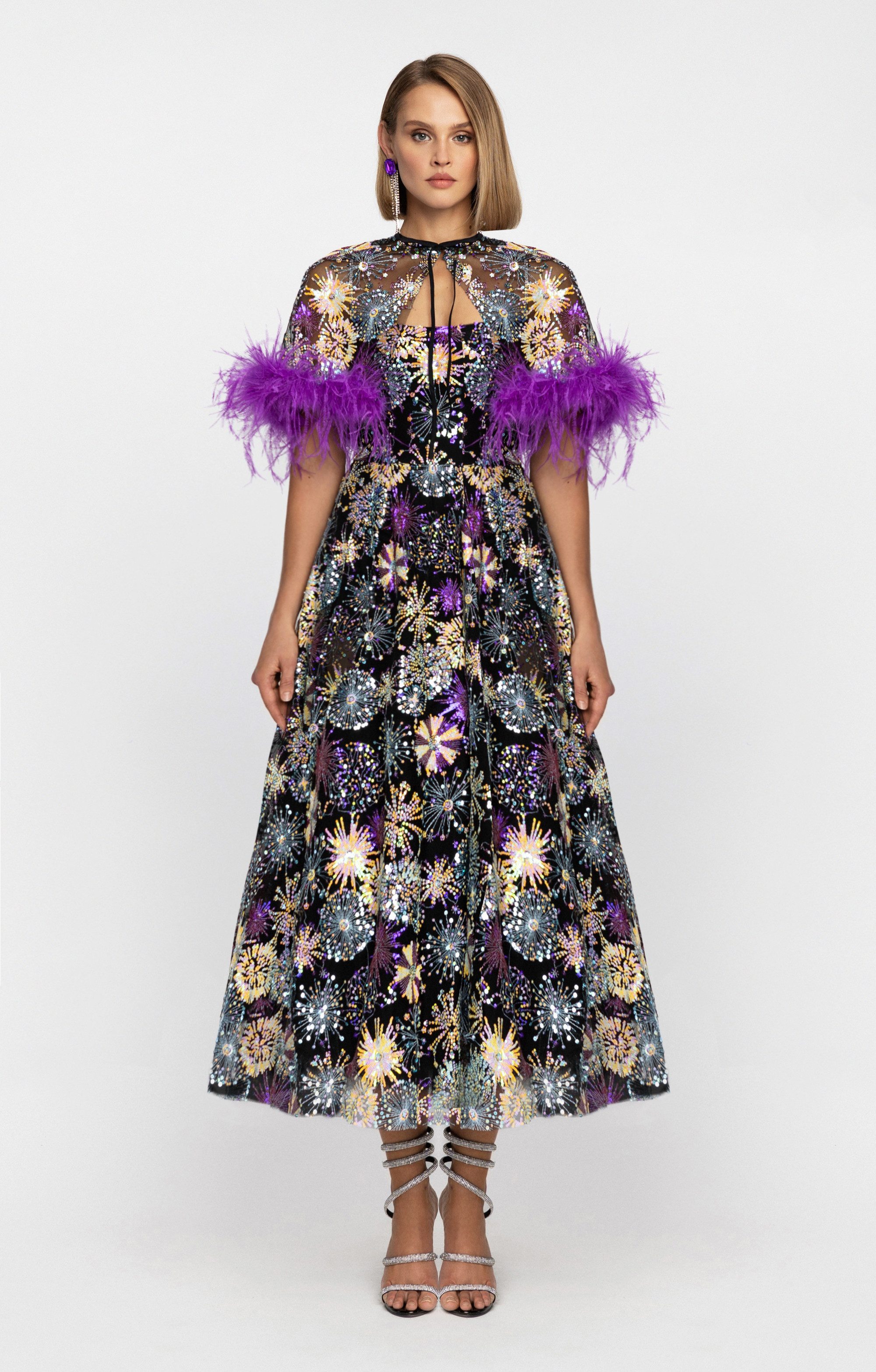 MATSOUR'I Paillettenkleid Adina Stoff mit Pailletten, abnehmbare Ärmel aus violetten Federn, Gürtel