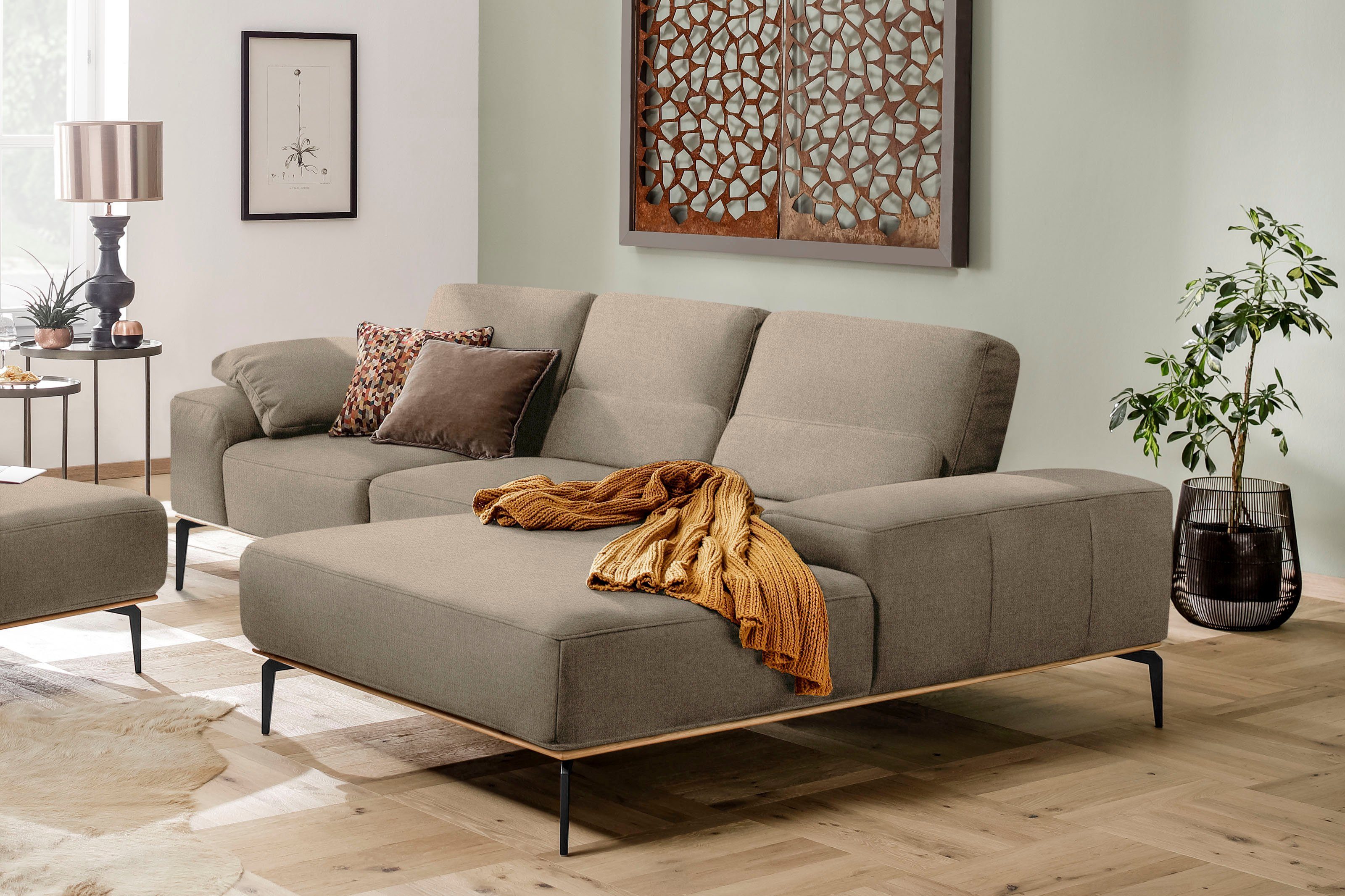 W.SCHILLIG Ecksofa run, Designsofa mit tollem Sitzkomfort, bequem, L-Form, mit Holzsockel, Füße in Schwarz pulverbeschichtet, Breite 279 cm