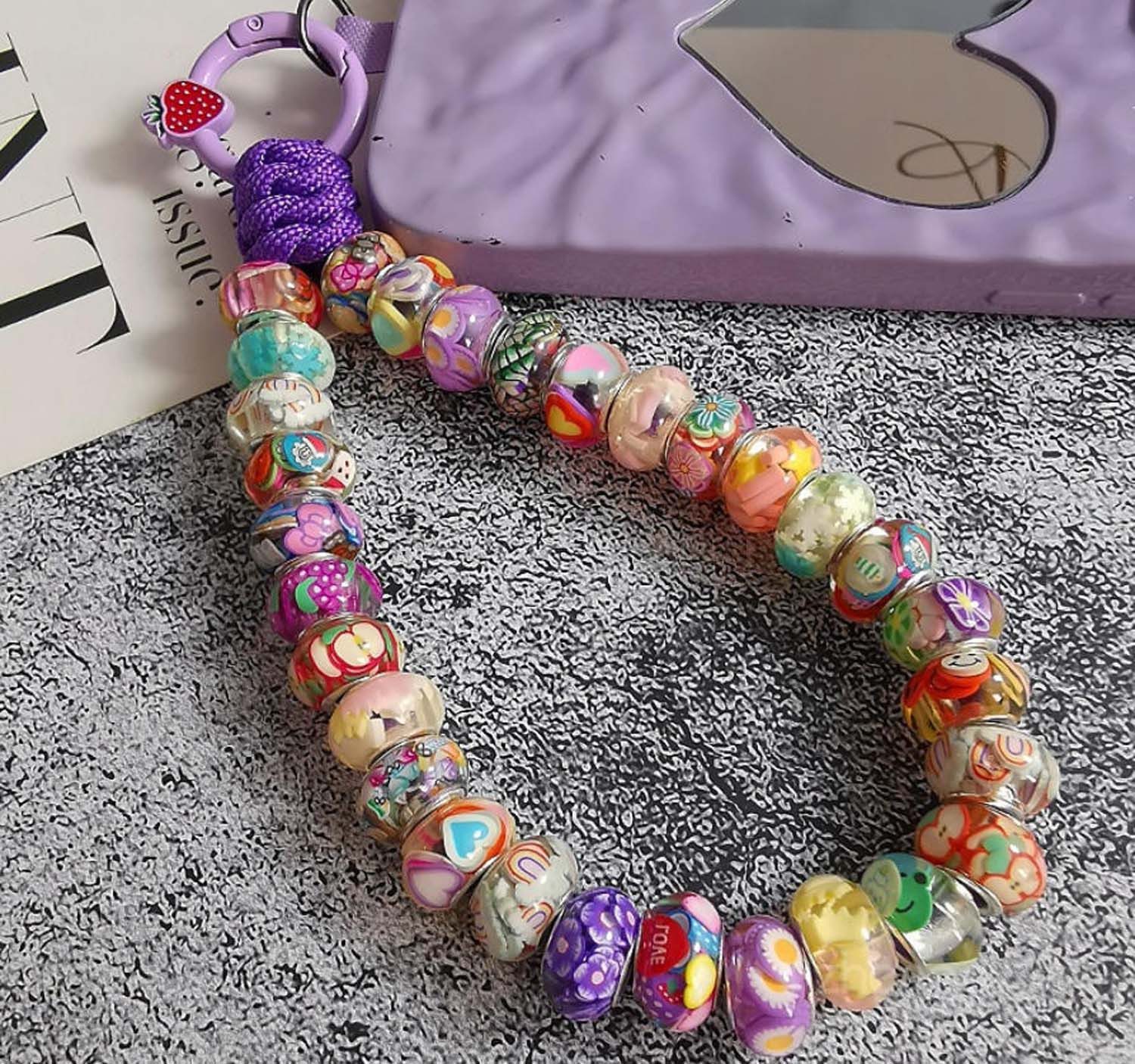 Innocase Handykette Handykette–Bunte Perlenkette mit Erdbeer-Charm Anti-Verlust Accessoire