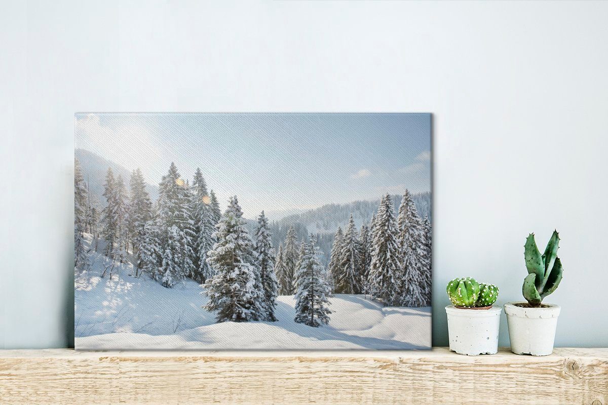 OneMillionCanvasses® Leinwandbild Die Sonne scheint Leinwandbilder, einer auf Bäume die Winterlandschaft, Aufhängefertig, in cm (1 Wanddeko, St), verschneiten 30x20 Wandbild