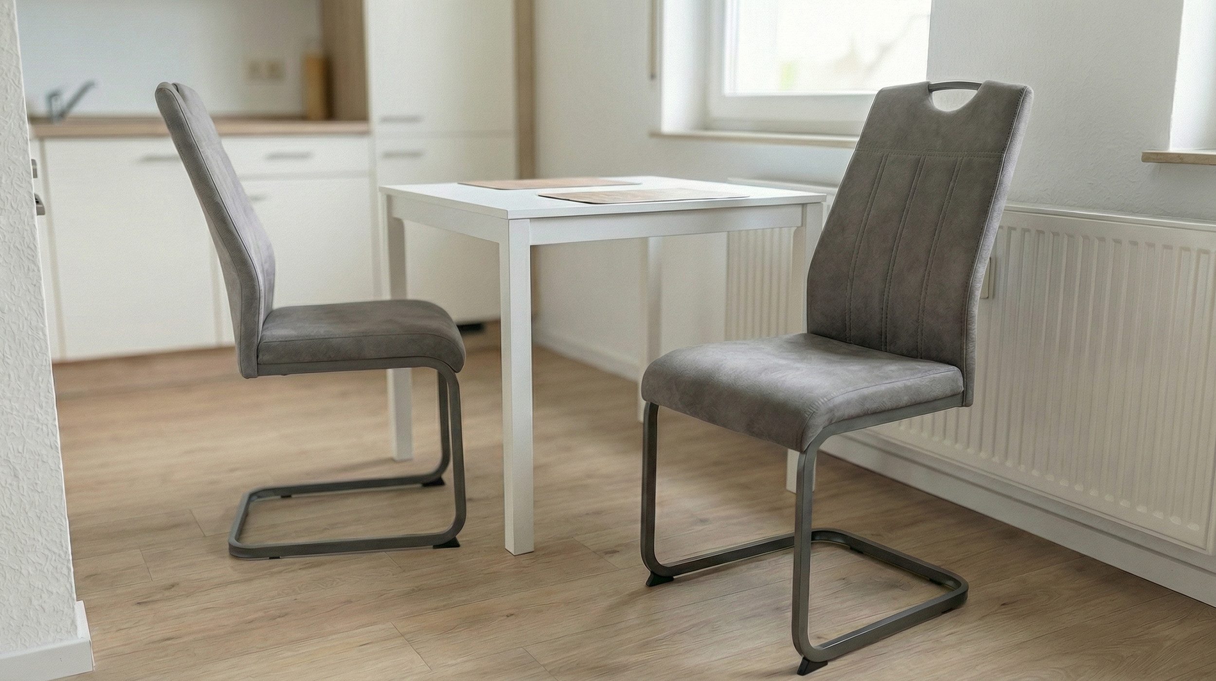 Die Möbelfundgrube® Freischwinger mit Microfaser, Griffmulde, Esszimmerstuhl, »Christina«, belastbar bis 120 kg · Metallgestell Vierkantrohr