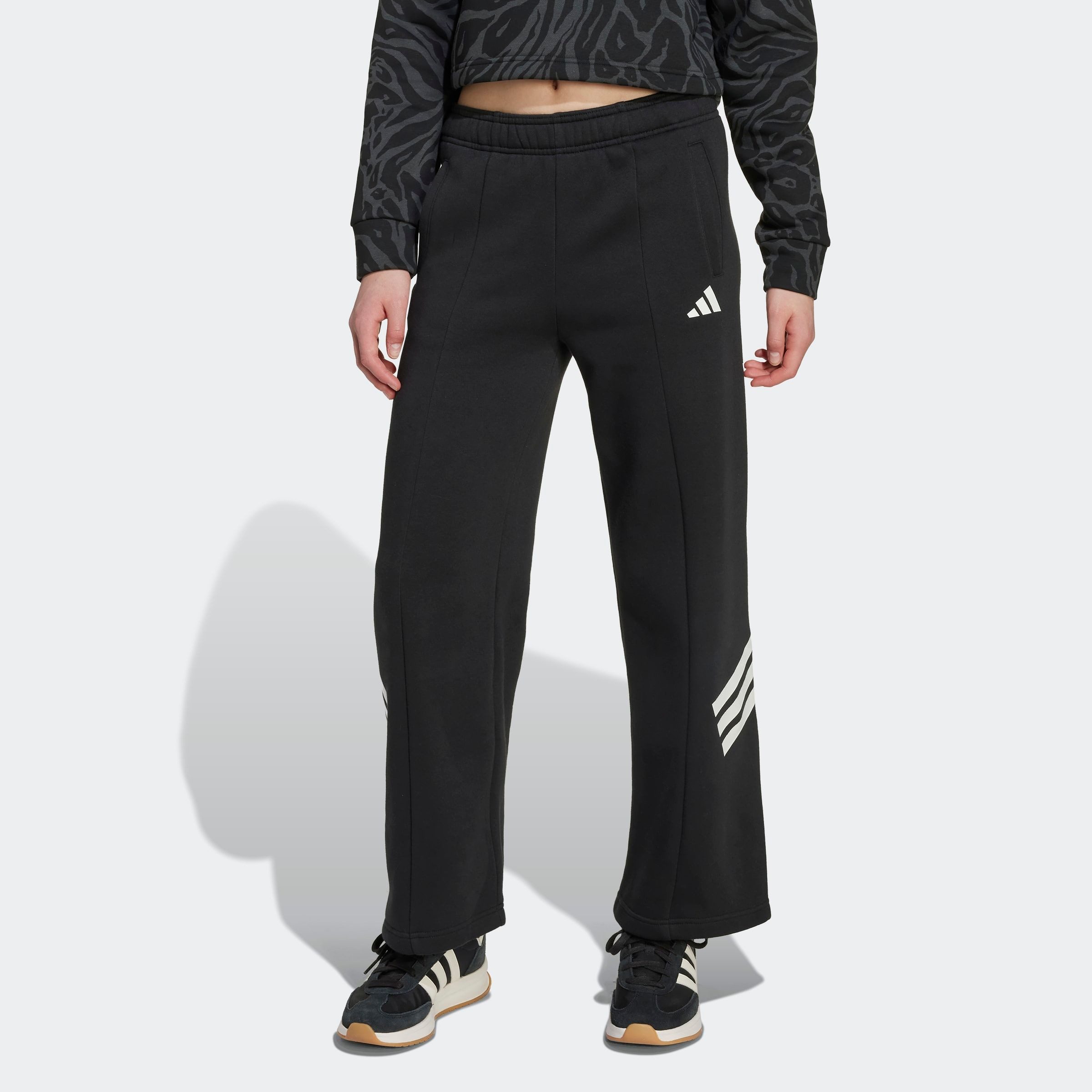 adidas Sportswear Sporthose FUTURE ICONS MIT WEITEM BEIN UND OFFENEM SAUM KINDER weite Passform, mit Allover-Print, mit Gummizug, aus weichem Fleece