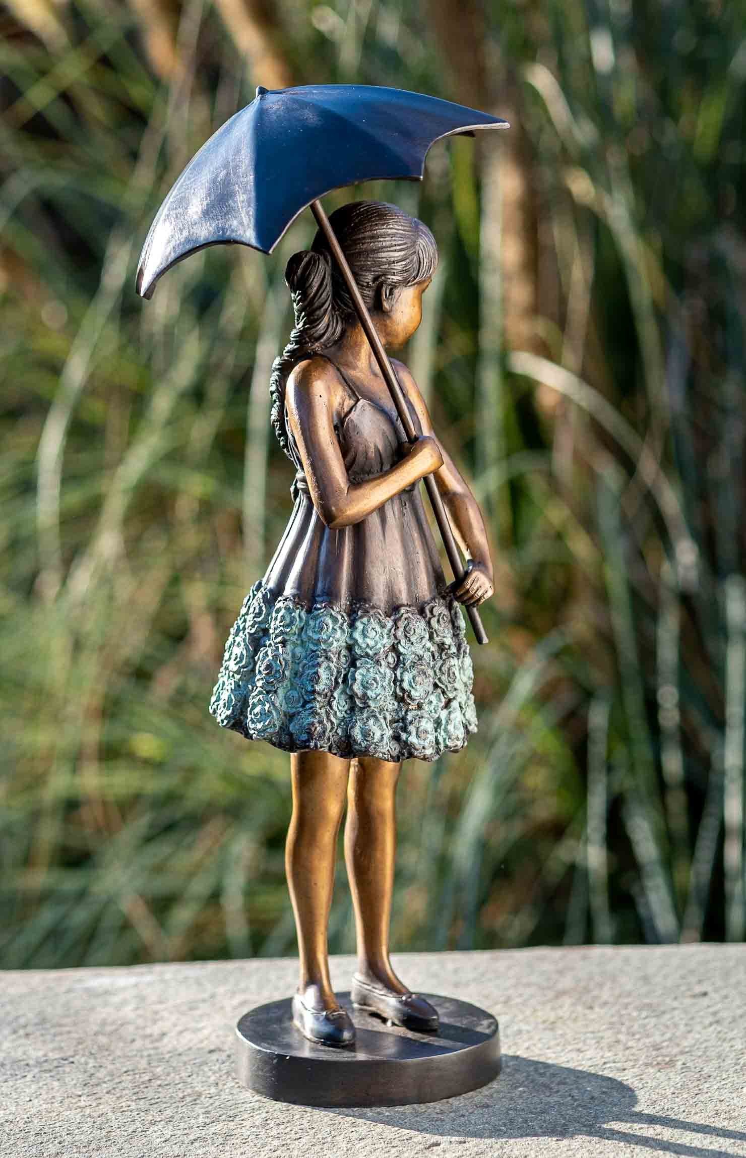 IDYL Gartenfigur IDYL gegen Langlebig Wachsausschmelzverfahren mit – von Mädchen und Regen – Bronze robust Frost, in Bronze-Skulptur werden sehr Regenschirm, Die patiniert. Bronze in und – Hand gegossen witterungsbeständig Modelle UV-Strahlung