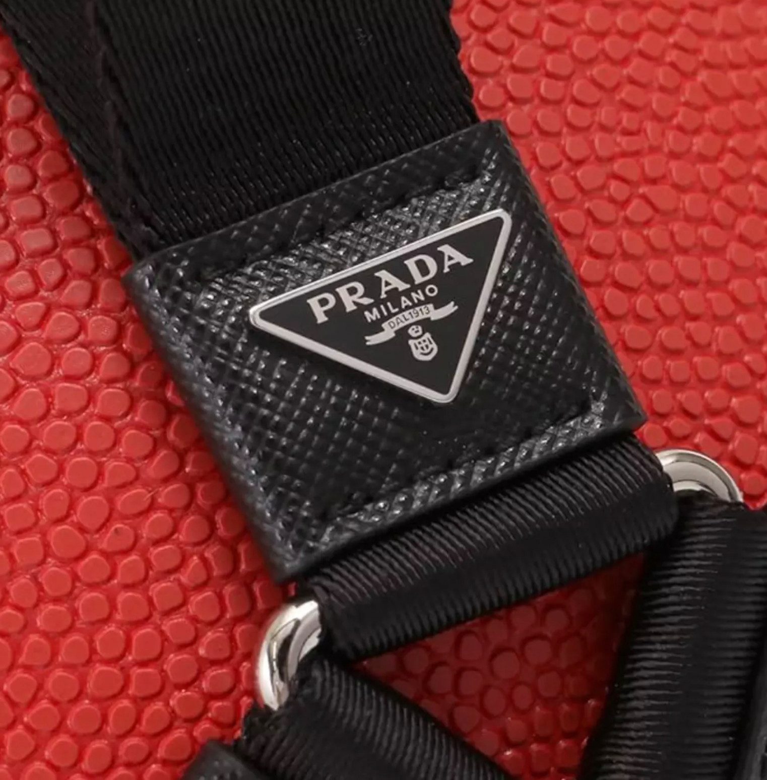 PRADA Basketball mit Trageriemen Collector's item Statement Sammelstück, Abnehmbare Nylon-Trageriemen mit Saffiano-Lederbesatz