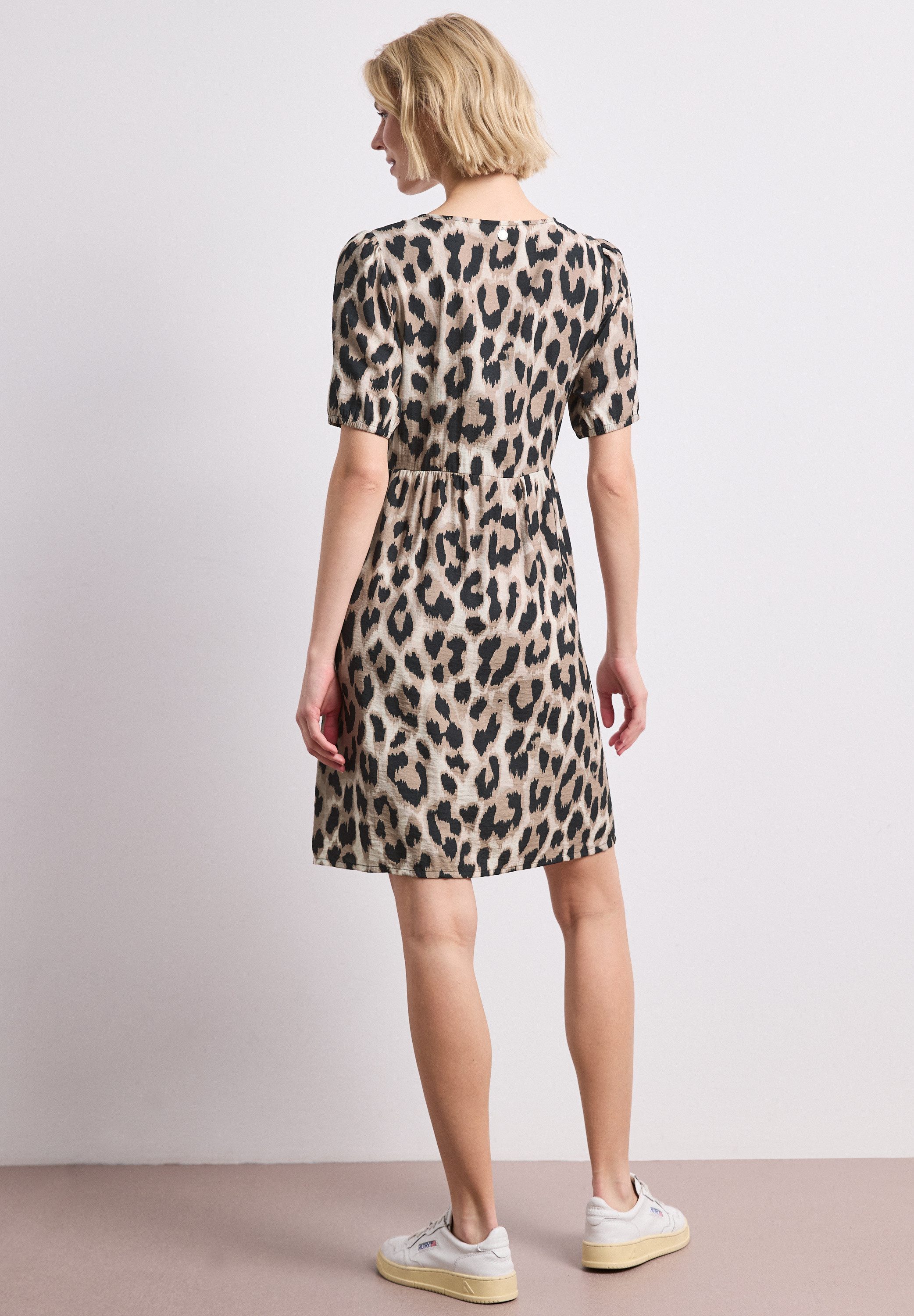 STREET ONE Sommerkleid Sommerkleid mit Split Neck und Allover-Print/Blätter-Design