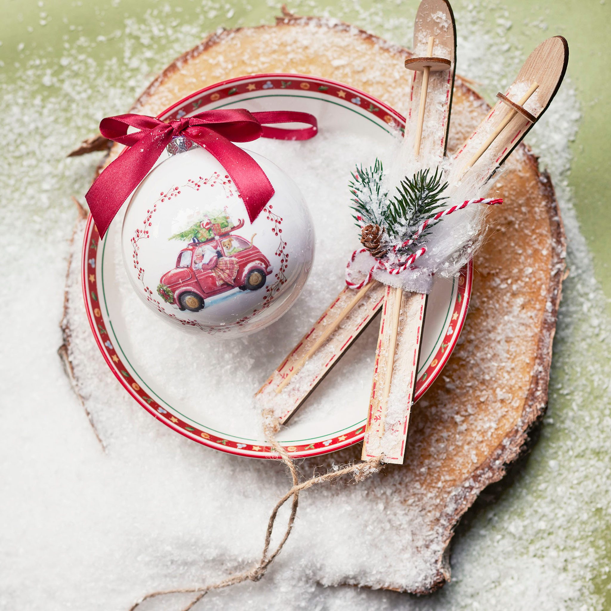 Kaemingk Weihnachtsbaumkugel, Weihnachtskugel Kunststoff 10cm mit Weihnachtsauto Motiv Weiß / Rot