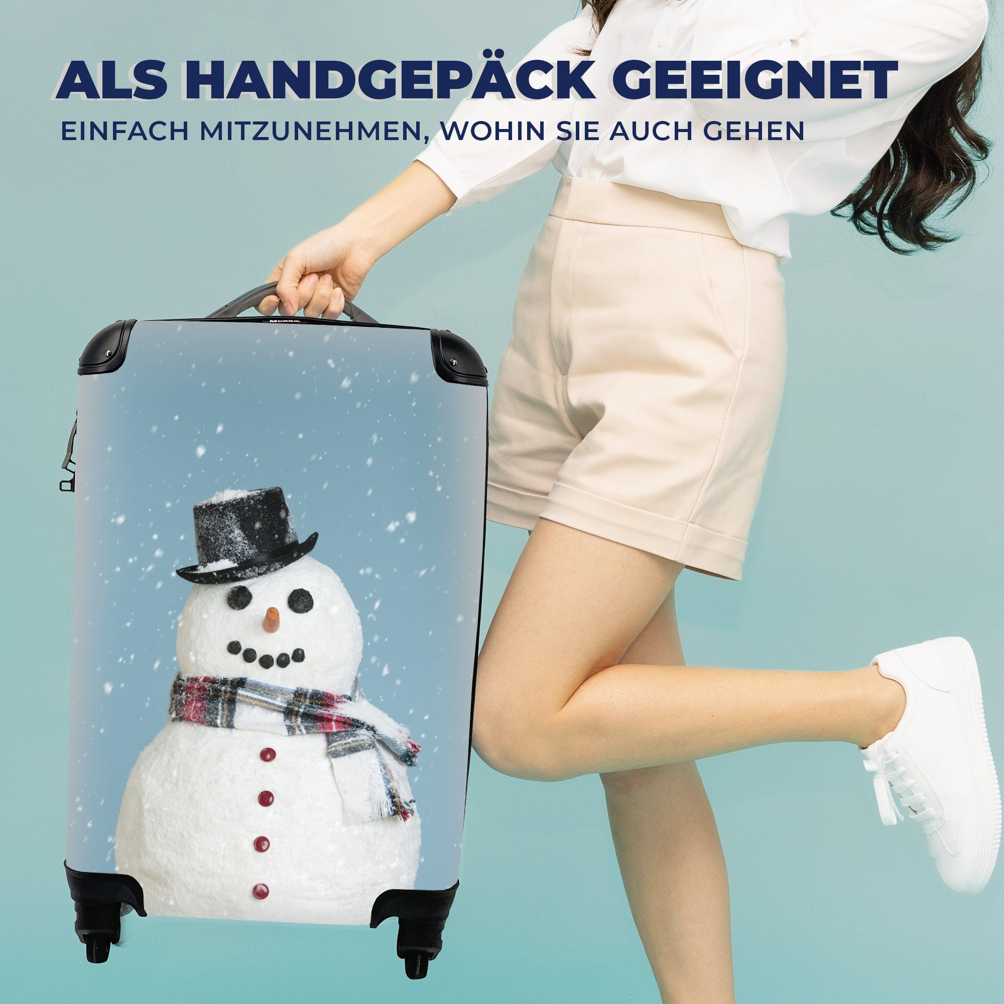 MuchoWow Handgepäckkoffer Ein Weihnachten Schneemann hellblauen, zu mit glücklicher Trolley, 4 einem für rollen, Handgepäck Reisekoffer Reisetasche Ferien, mit Rollen