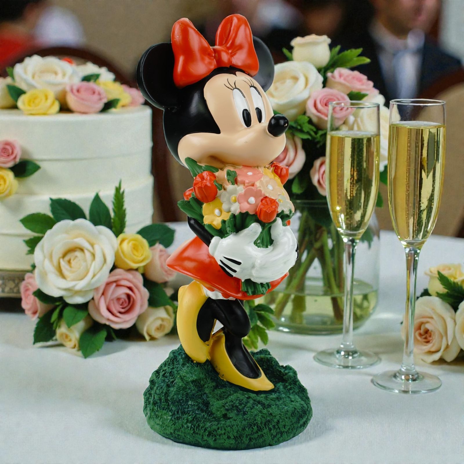 Disney Gartenfigur Disney Minnie Mouse mit Blumen Offiziell lizenzierte Dekofigur 20 cm