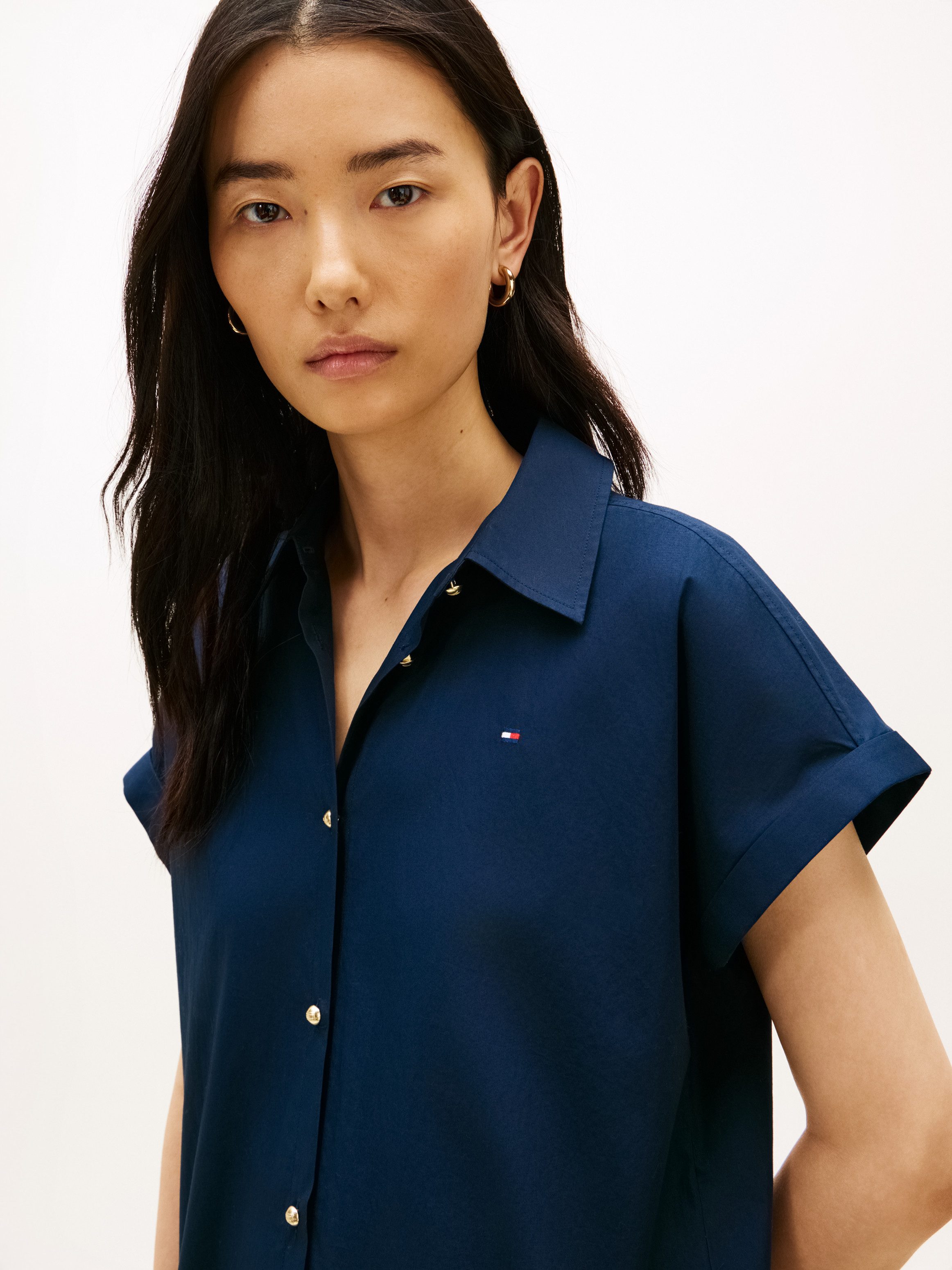 Tommy Hilfiger Shirtkleid POPLIN PLEATED SHORT SS DRESS mit Logo-Stickerei