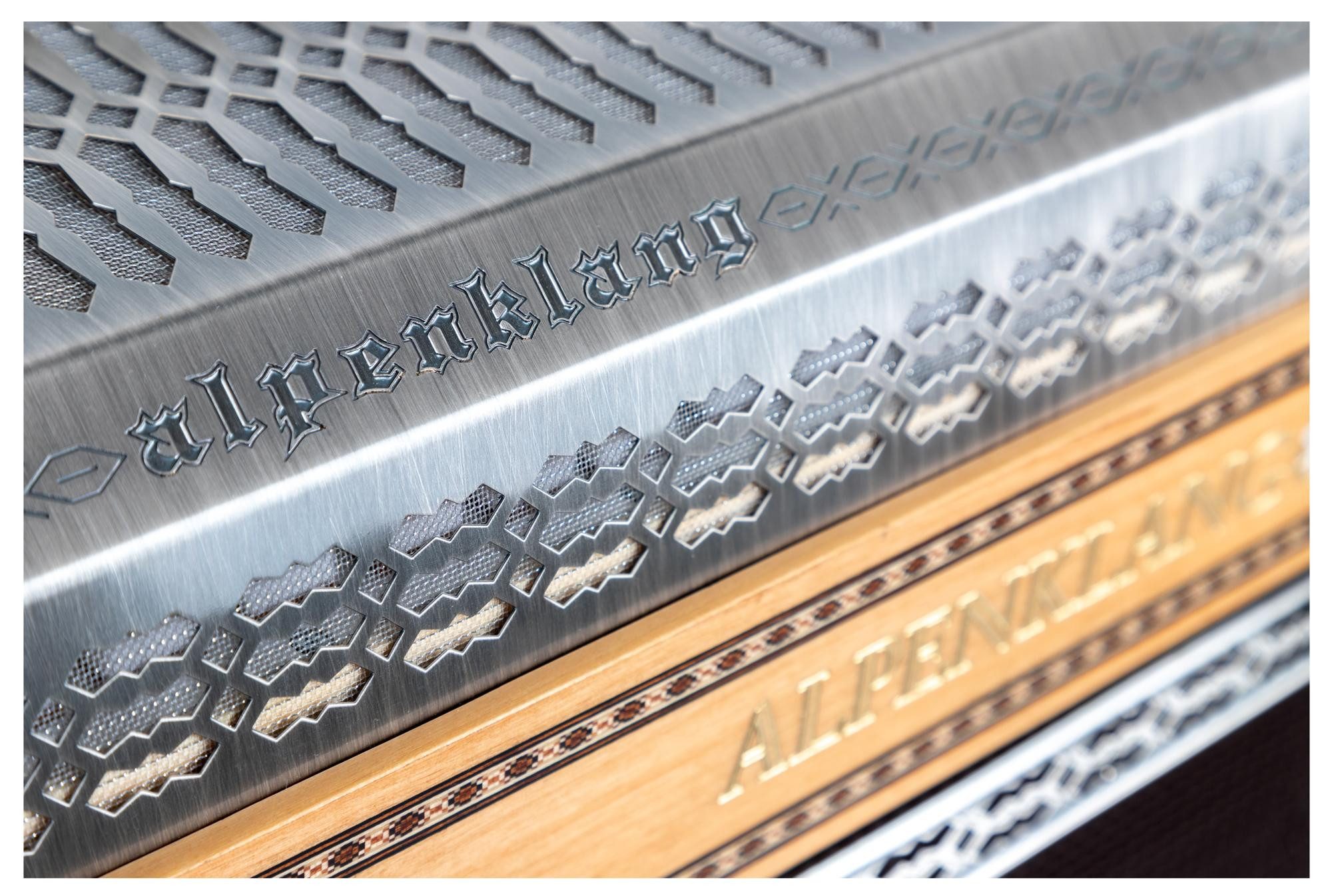 Alpenklang Knopf-Akkordeon Pro Akkordeon IV 96 MH Erle (Pro-Serie, inkl. Koffer und Riemen), italienische Tipo a Mano-Stimmplatten, Musstte-Register, Helikon-Bässe