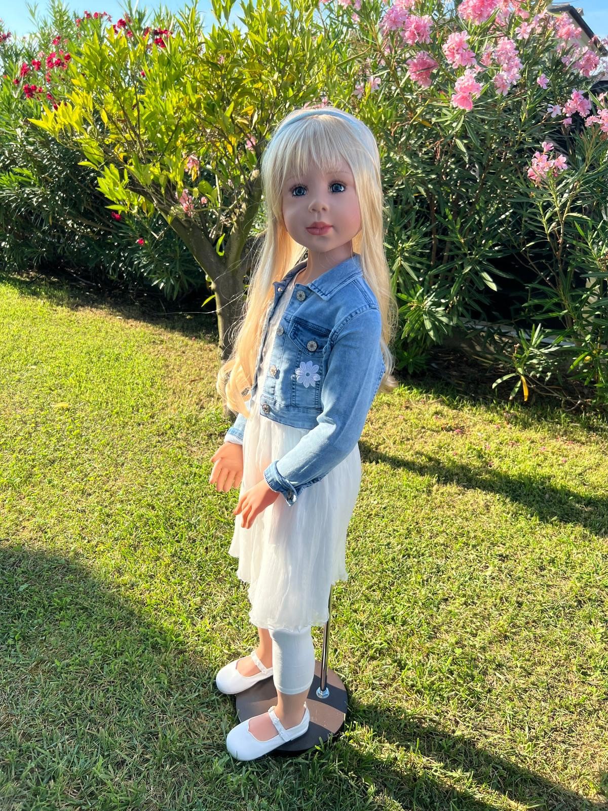CMTPUPPENGALERIE Stehpuppe Lili von Monika Levenig - blond mit Jeansjacke - 122 cm - (1-tlg)