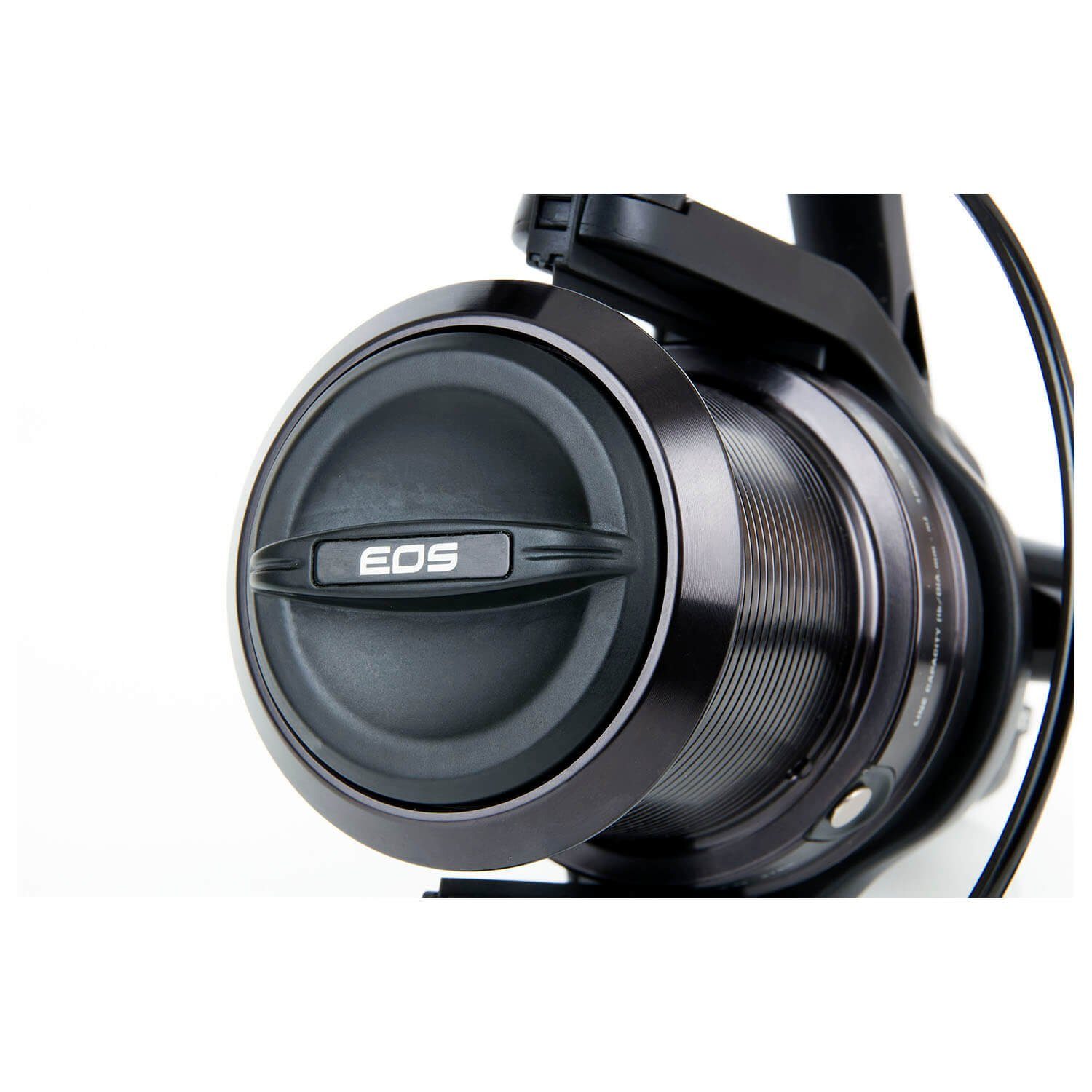 FOX International Freilaufrolle Fox EOS Karpfenrolle 12000), Mattschwarzes Design mit dezenten Verzierungen, 7 Edelstahlkugellager + 1 Walzenlager, Hochrobuster Graphitkörper, Geeignet als vielseitige Angelrolle und als Spodrolle, Abgedichtete Front-Schnellbremse, Weitwurf-Spulenkante, Drallreduzierndes Schnurlaufröllchen, Mesh-Tec Getriebesystem, Absolute Rücklaufspule, Rolle dreht nicht zurück, Rotorschnurfang, Gefederter Schnurclip, CNS System, Schnurfangbügel, Kurbel und Spule stilvoll komplett in Schwarz, 10 Edelstahlkugellager + 1 Walzenlager, Ersatzspulen seperat erhältlich, Übersetzung 4.5:1