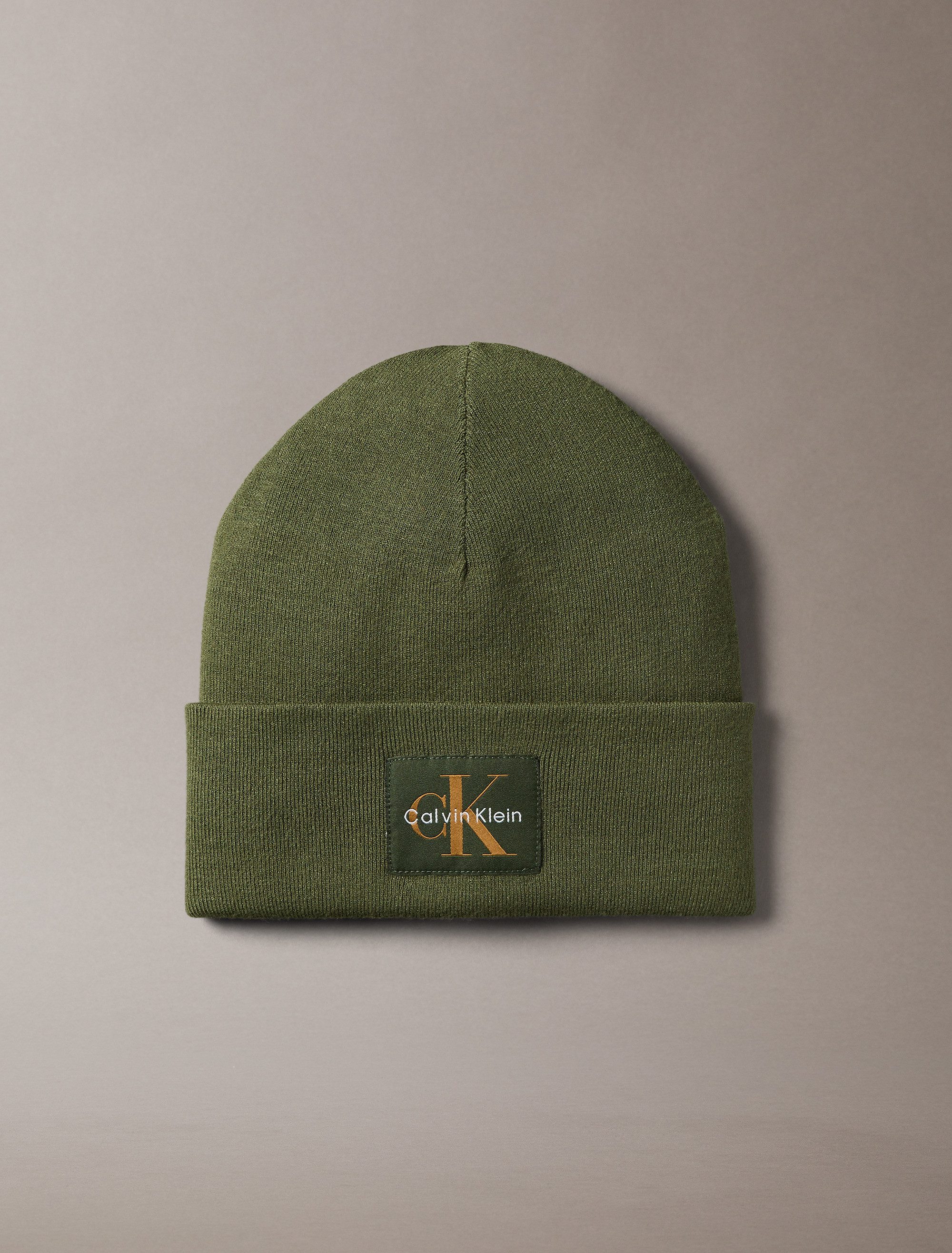 Calvin Klein Strickmütze MONOLOGO PATCH BEANIE Perfekt für den Alltag