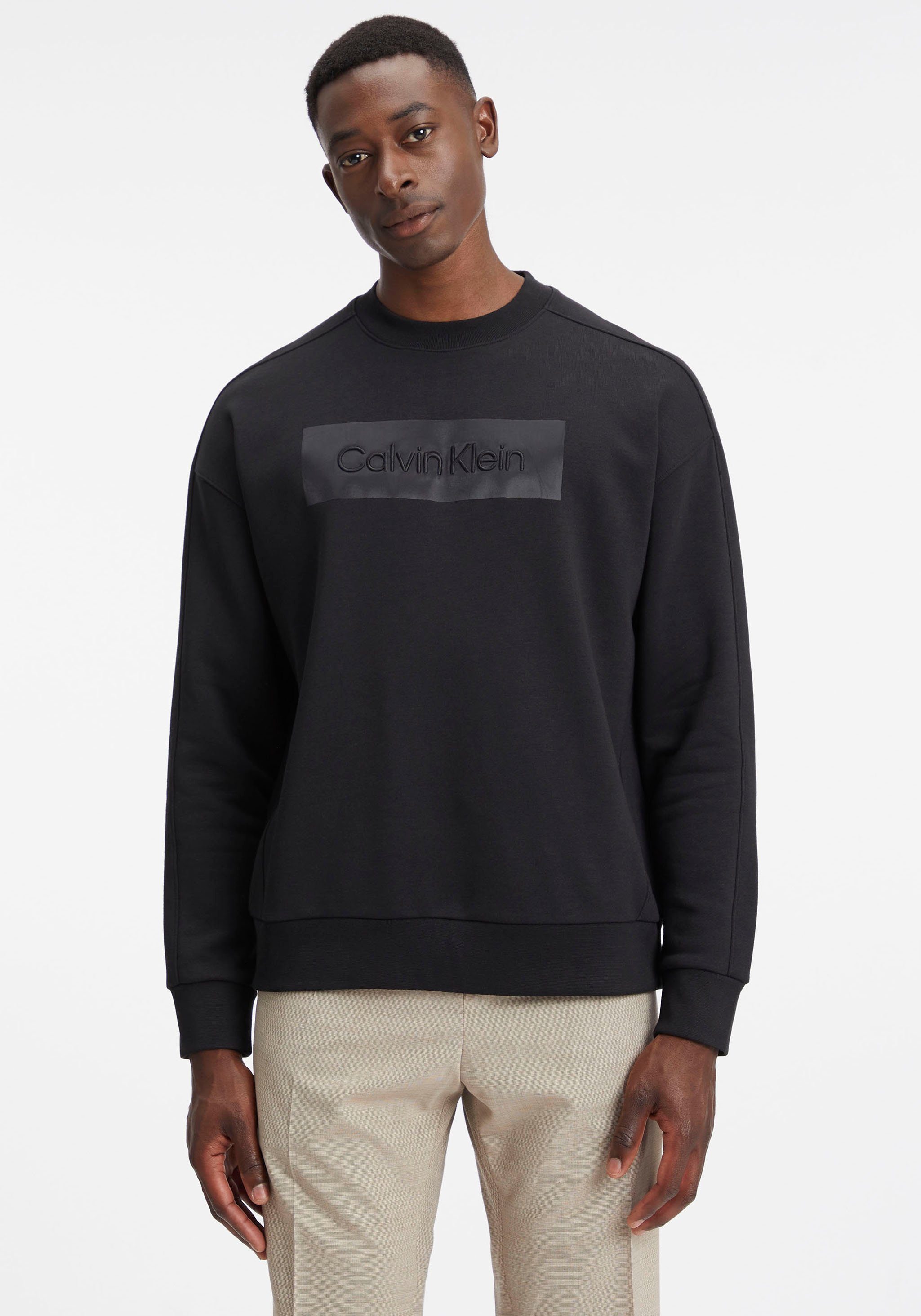 Calvin Klein Sweater EMBROIDERED COMFORT SWEATSHIRT Rundhalsausschnitt hochschließendem mit