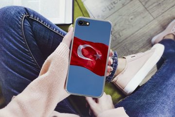 MuchoWow Handyhülle Eine türkische Flagge am blauen Himmel, Handyhülle Apple iPhone 7, Smartphone-Bumper, Print, Handy Schutzhülle