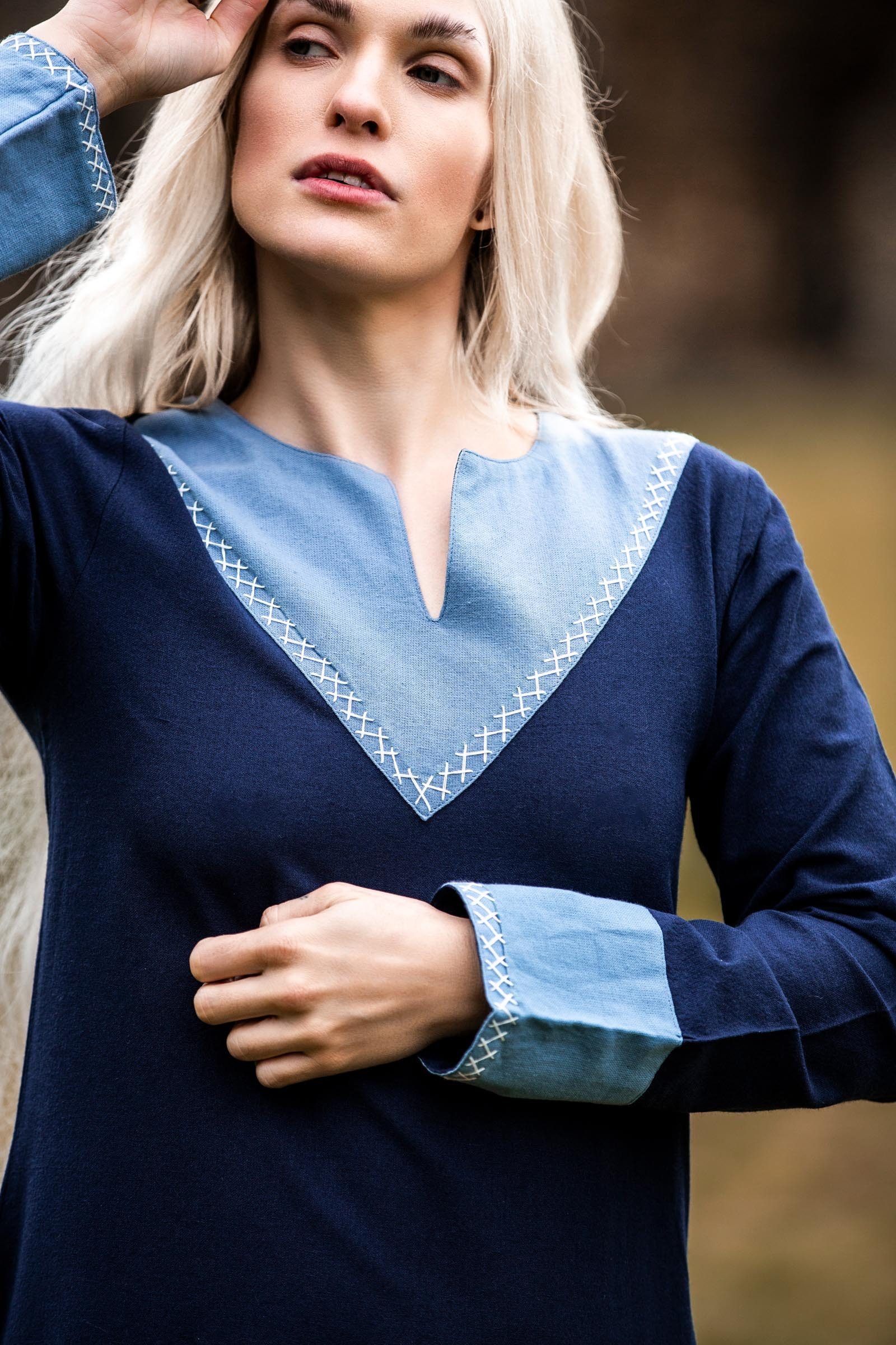 Leonardo Carbone Wikinger-Kostüm Kleid "Jorunn" mit Kreuzstich-Details, V-Ausschnitt, fließendes Design