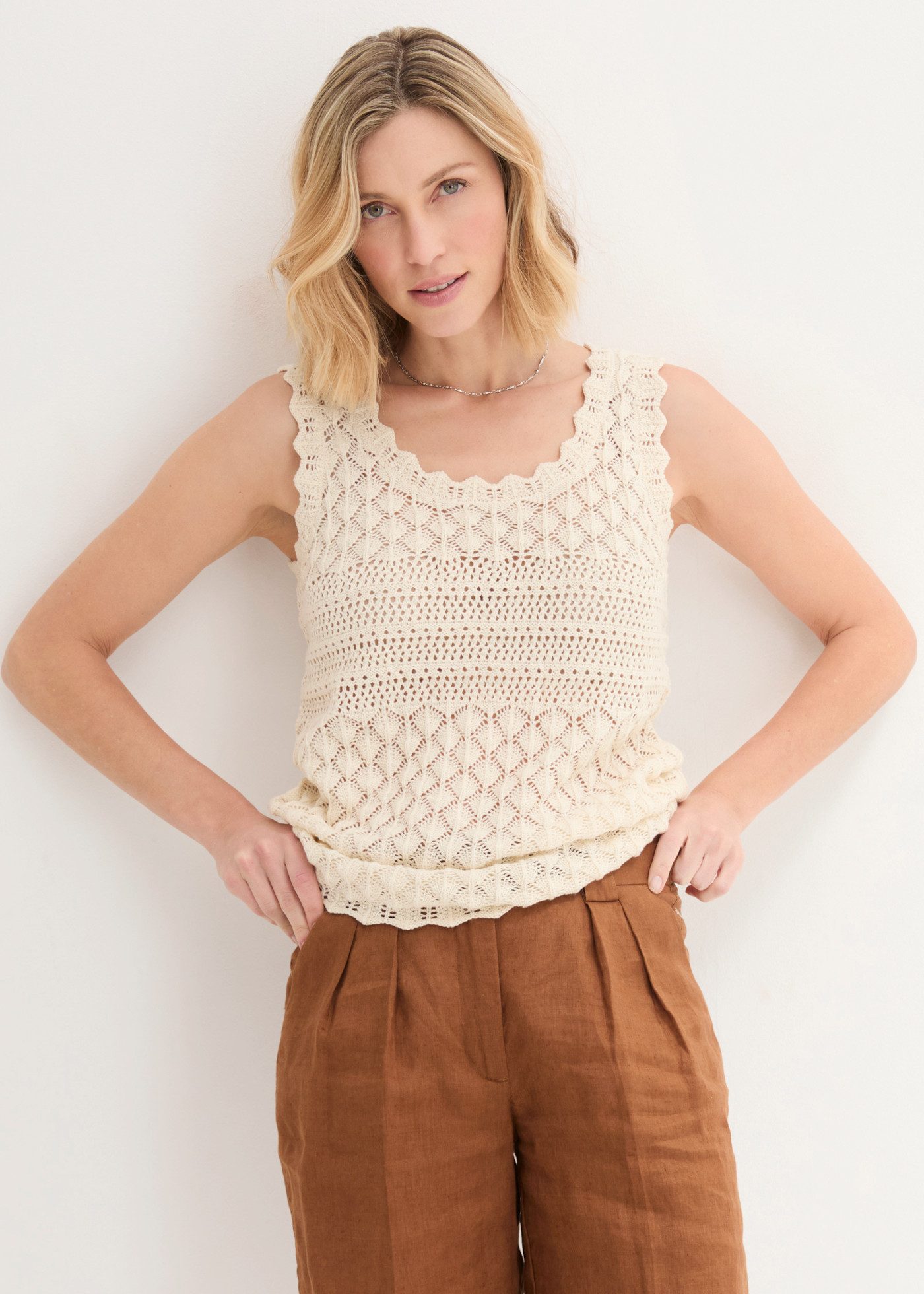 bonprix Stricktop aus Baumwollmix, figurumspielende Passform, ärmellos, ohne Kragen