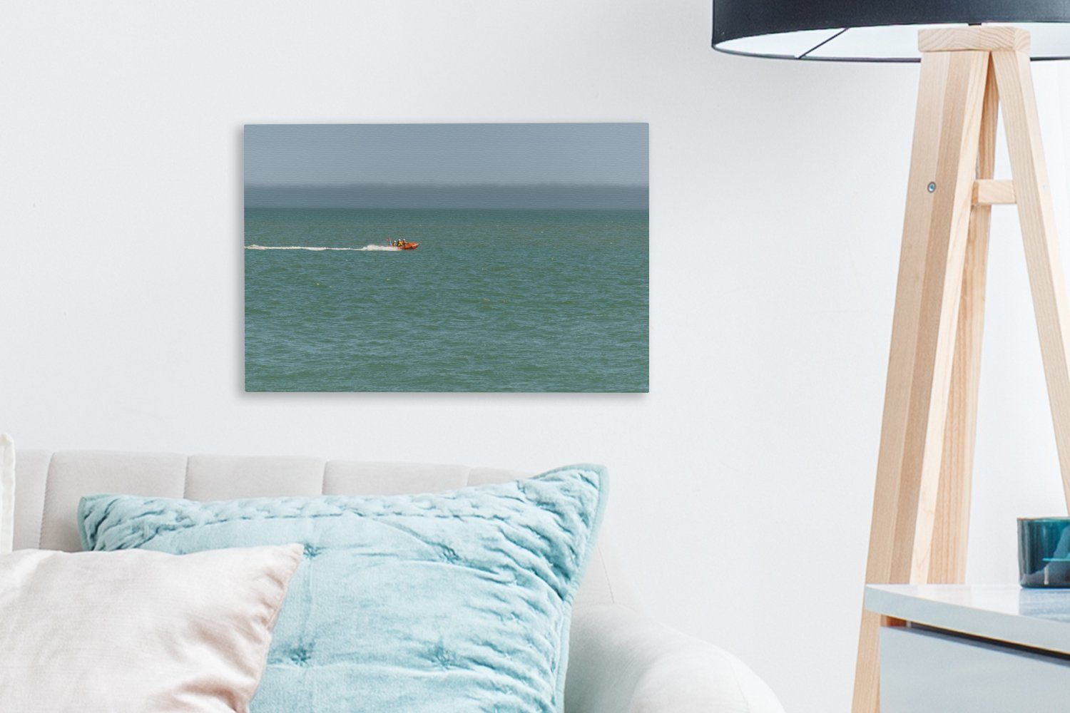 cm OneMillionCanvasses® Wandbild dem Meer, Aufhängefertig, auf Leinwandbilder, Rettungsboot (1 in Ein Leinwandbild St), Wanddeko, orangefarbenes voller Fahrt 30x20
