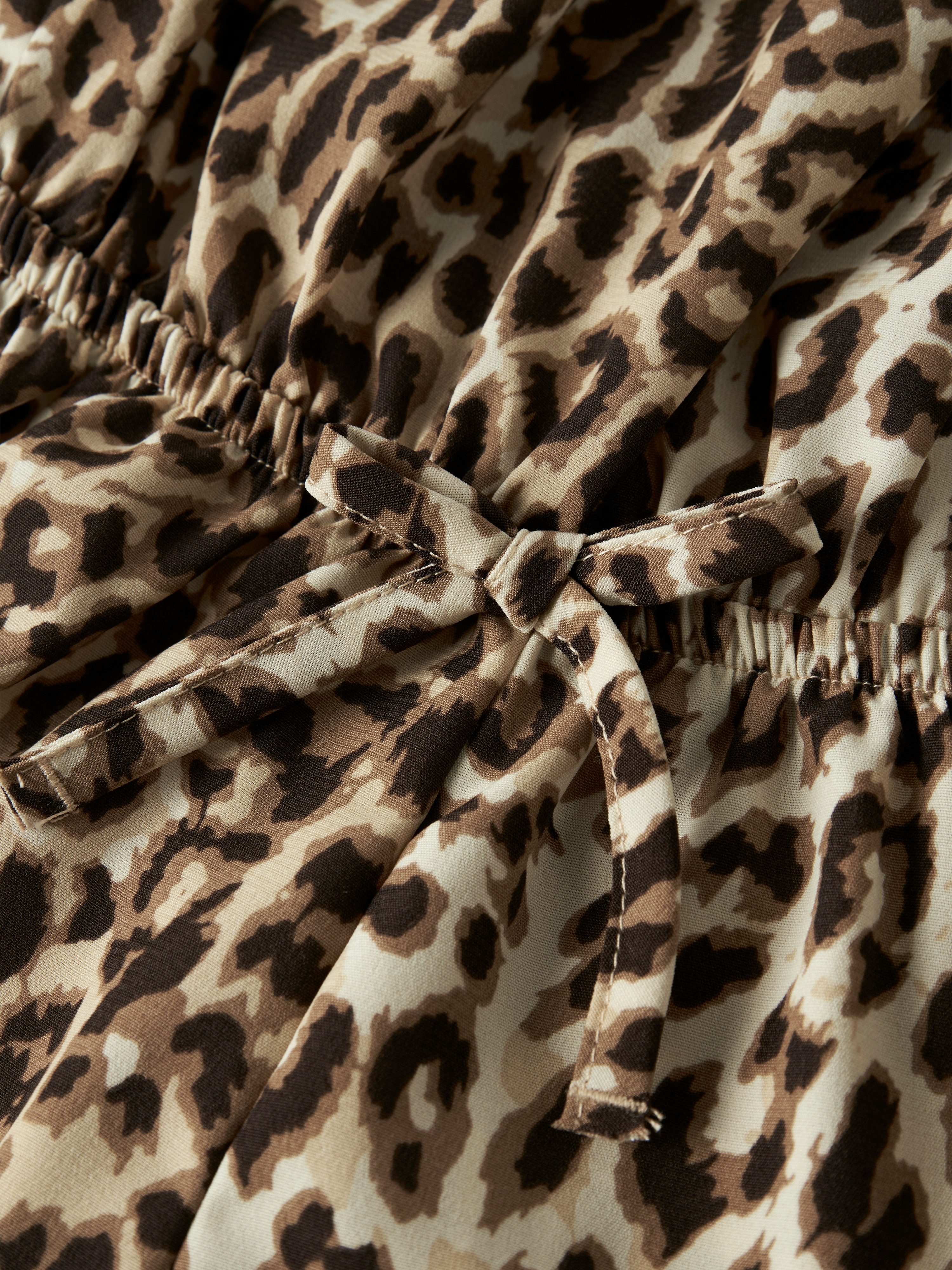 Name It Kurzoverall NKFVINAYA PLAYSUIT FFF Kunstfaser, elastischer Bund, Allover-Druck