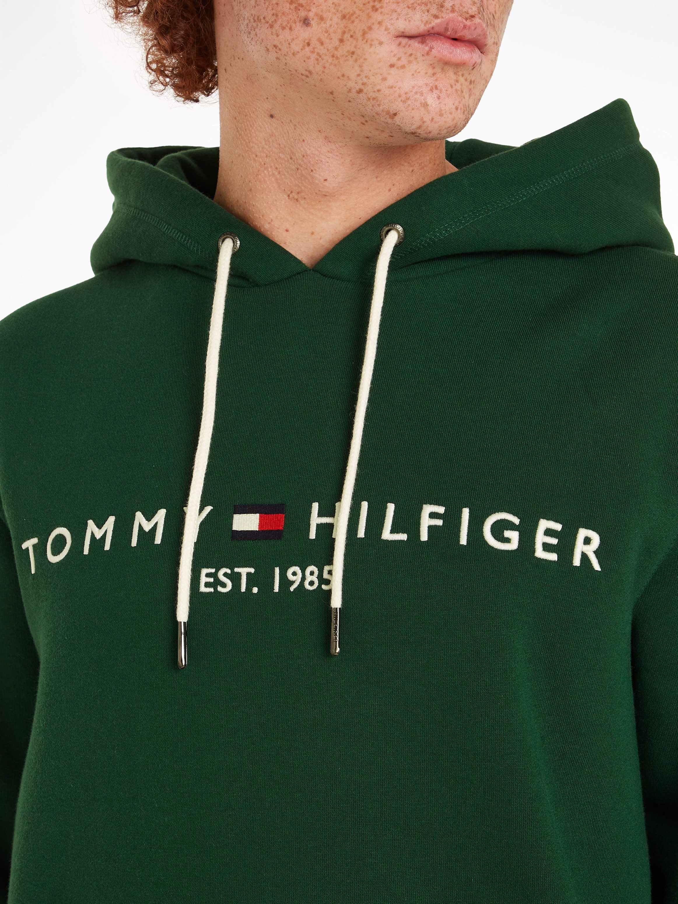 Tommy Hilfiger Kapuzensweatshirt TOMMY LOGO HOODY mit gesticktem TH-Schriftzug auf der Brust