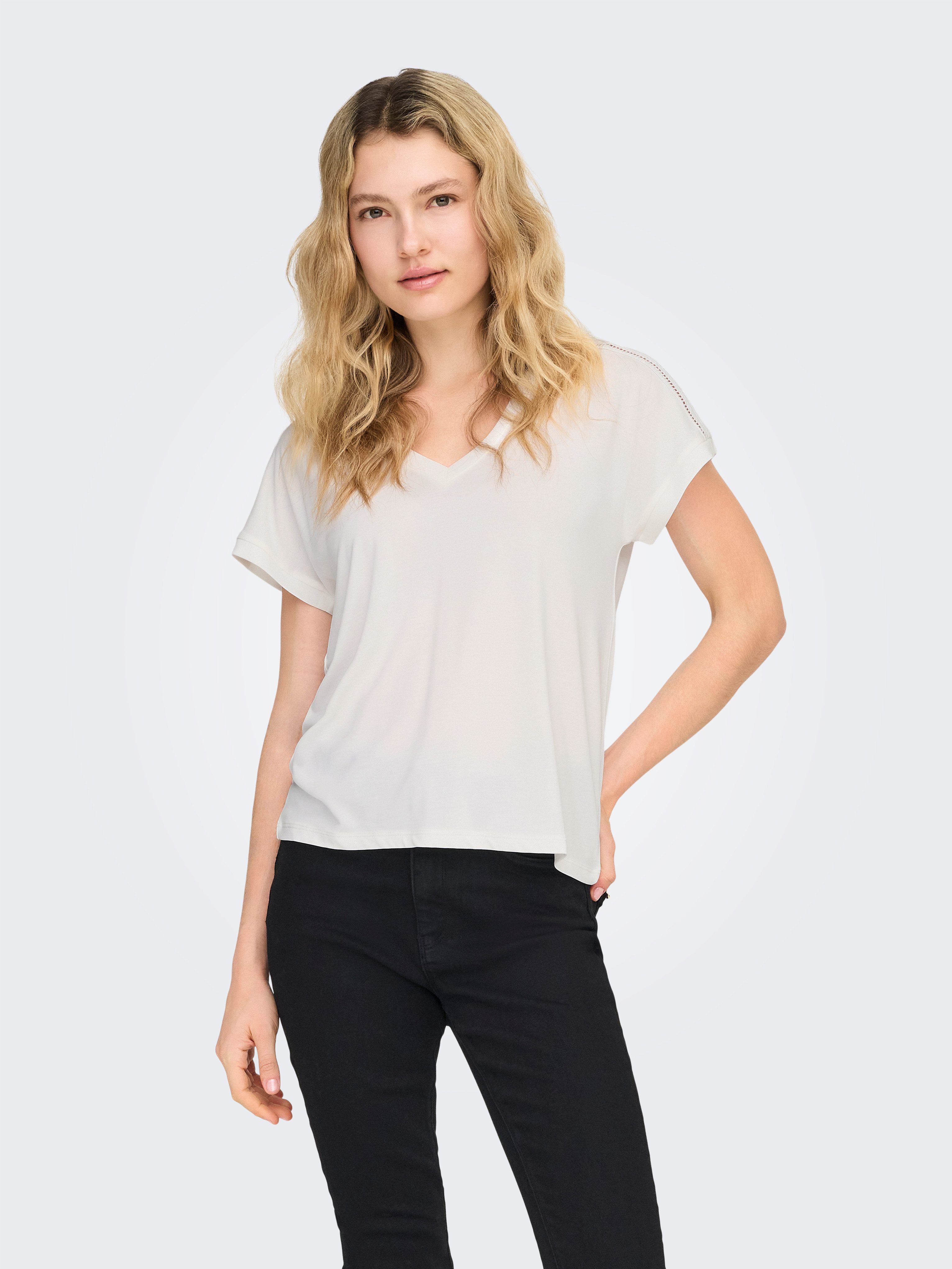 ONLY V-Shirt ONLFREE LIFE S/S V-NECK LACE TOP JRS Materialmix, loose fit, V-Ausschnitt