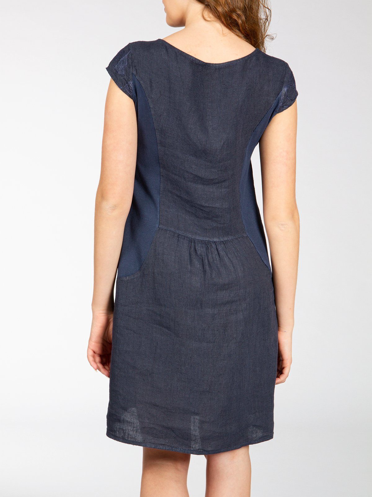 Caspar Sommerkleid SKL031 knielanges Damen Sommer Leinenkleid mit Ginko Blatt Stickmuster Luftig leicht, figurumspielende Form, mit seitlichem Jersey-Einsatz