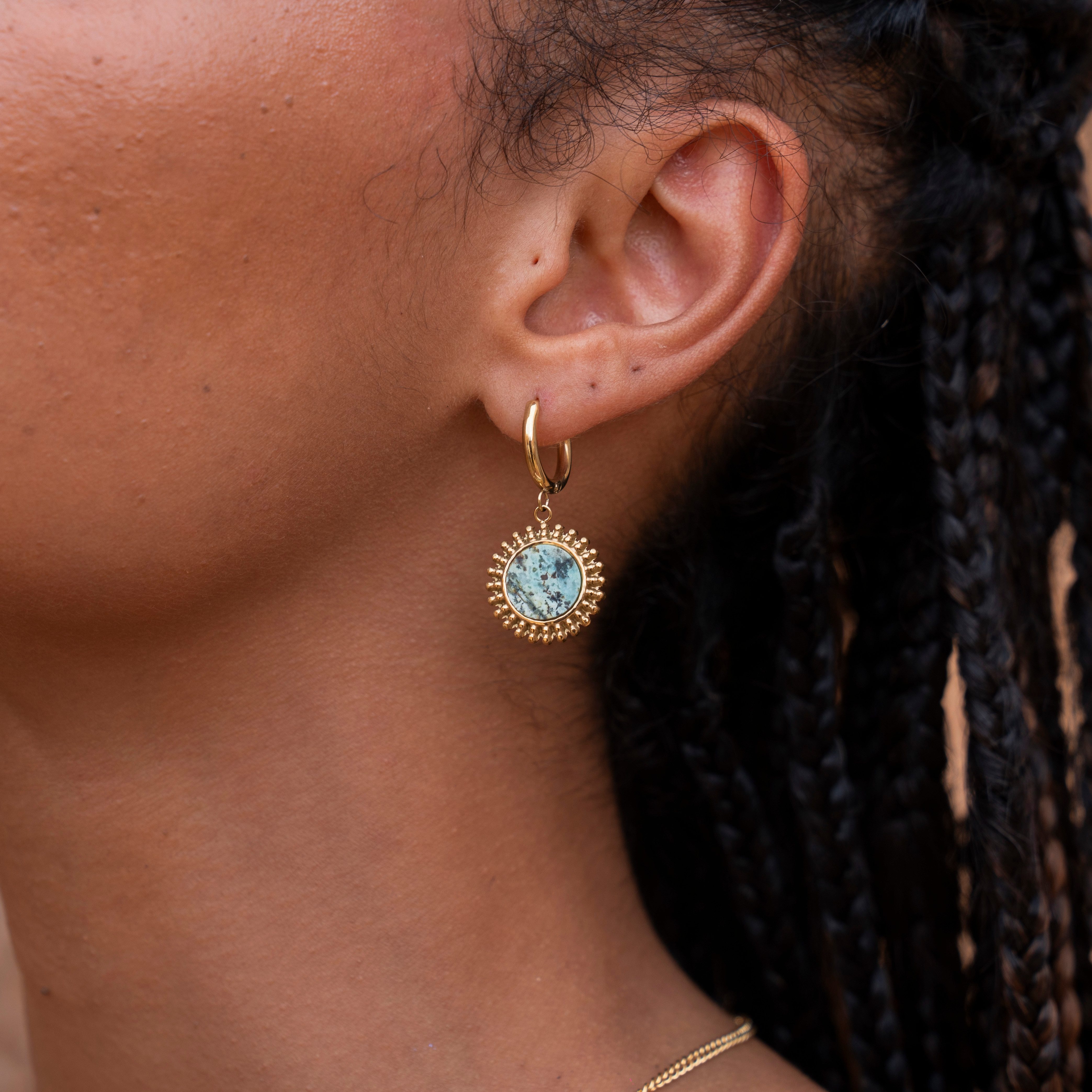 Made by Nami Paar Ohrhänger Hängende Creolen Gold mit Edelstein Anhänger Bo günstig online kaufen