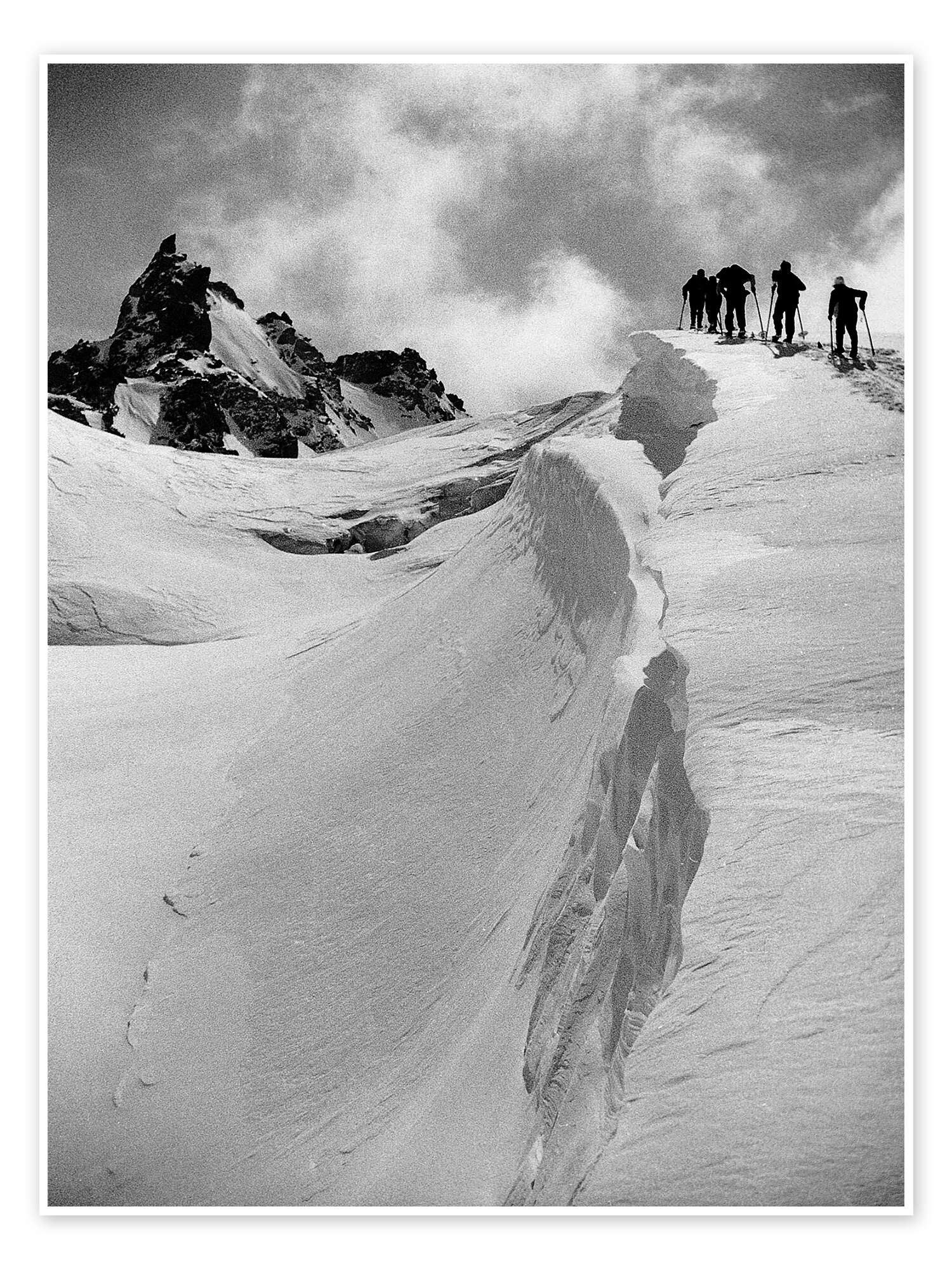 Posterlounge Wandbild Wanderer in verschneitem Berggebiet, Vintage Ski Collection, erhältlich als Poster, Leinwandbild, Wandsticker oder Acrylglasbild