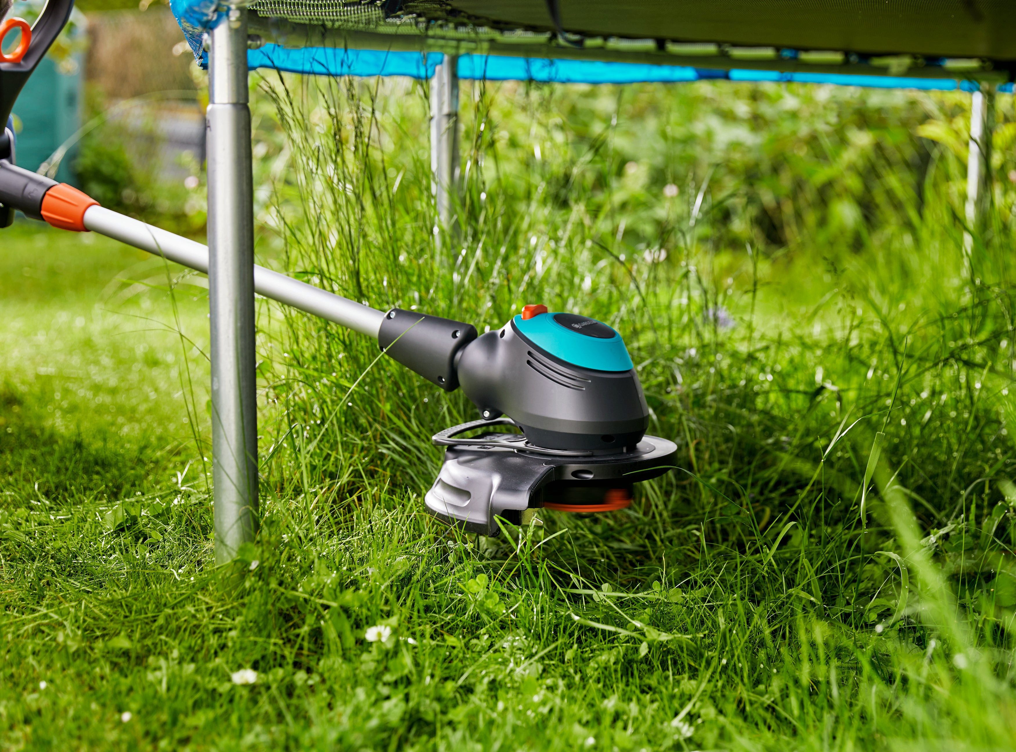 GARDENA Elektro-Rasentrimmer EasyCut 450/25, 25 cm Arbeitsbreite Messer, Trimmen mit Leichtigkeit und intuitiver Handhabung