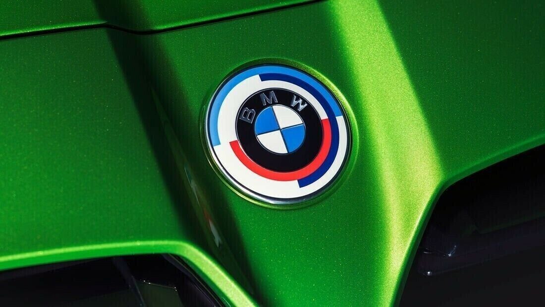 50 Edition Motorhaube 82mm Ø M BMW Frontklappe BMW (1 St) Original Auto-Fußmatte Emblem Jahre