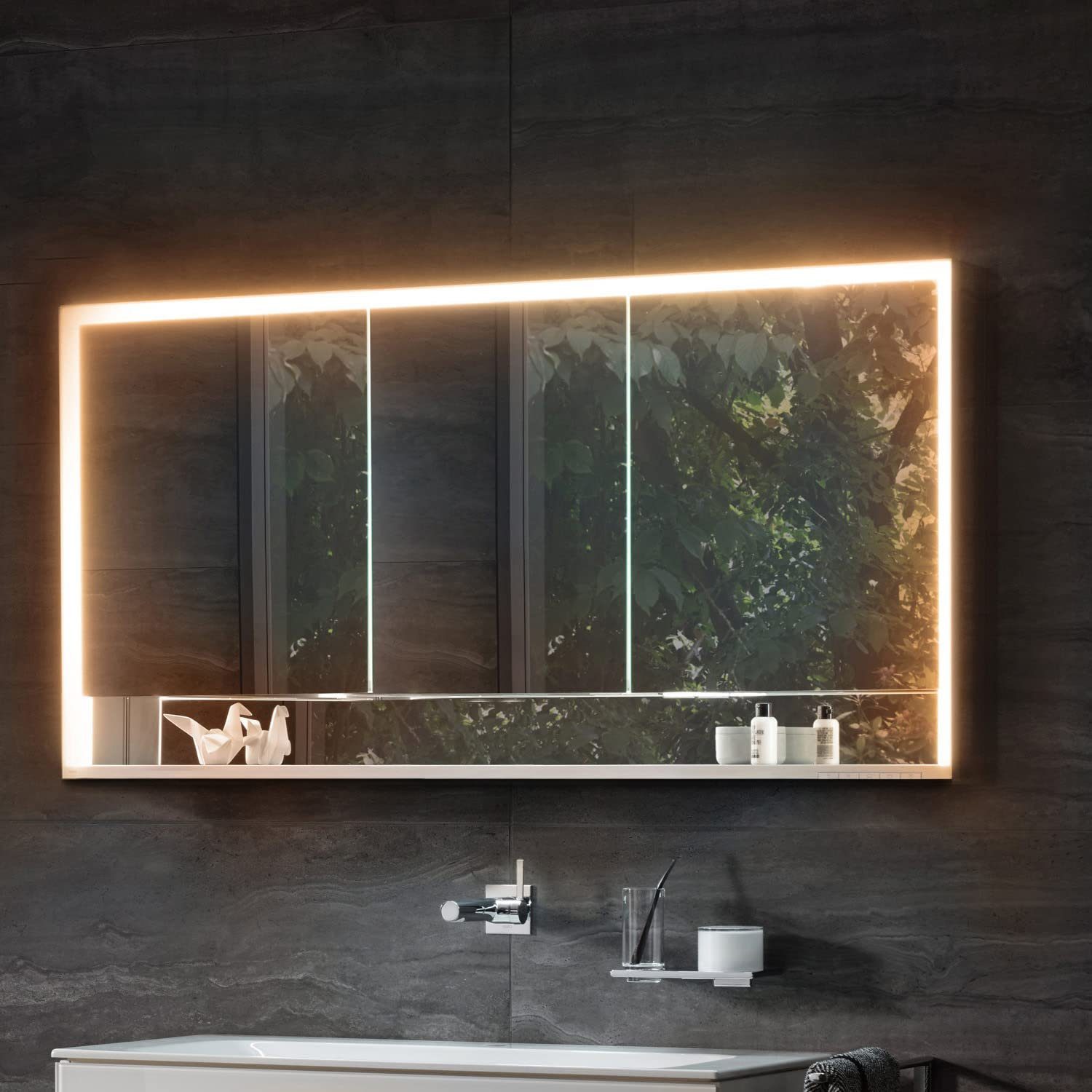 Keuco Badezimmerspiegelschrank Royal Lumos mit LED-Beleuchtung (Badezimmerspiegelschrank mit Beleuchtung LED) 120 cm, Aufputz, 3 Türen und Ablagefach, Aluminium, Seiten verspiegelt