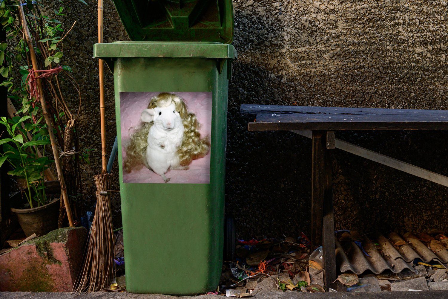 Puppenperücke Chinchilla Container, Wandsticker Mülltonne, (1 Sticker, Ein St), MuchoWow Abfalbehälter Mülleimer-aufkleber, blonder mit