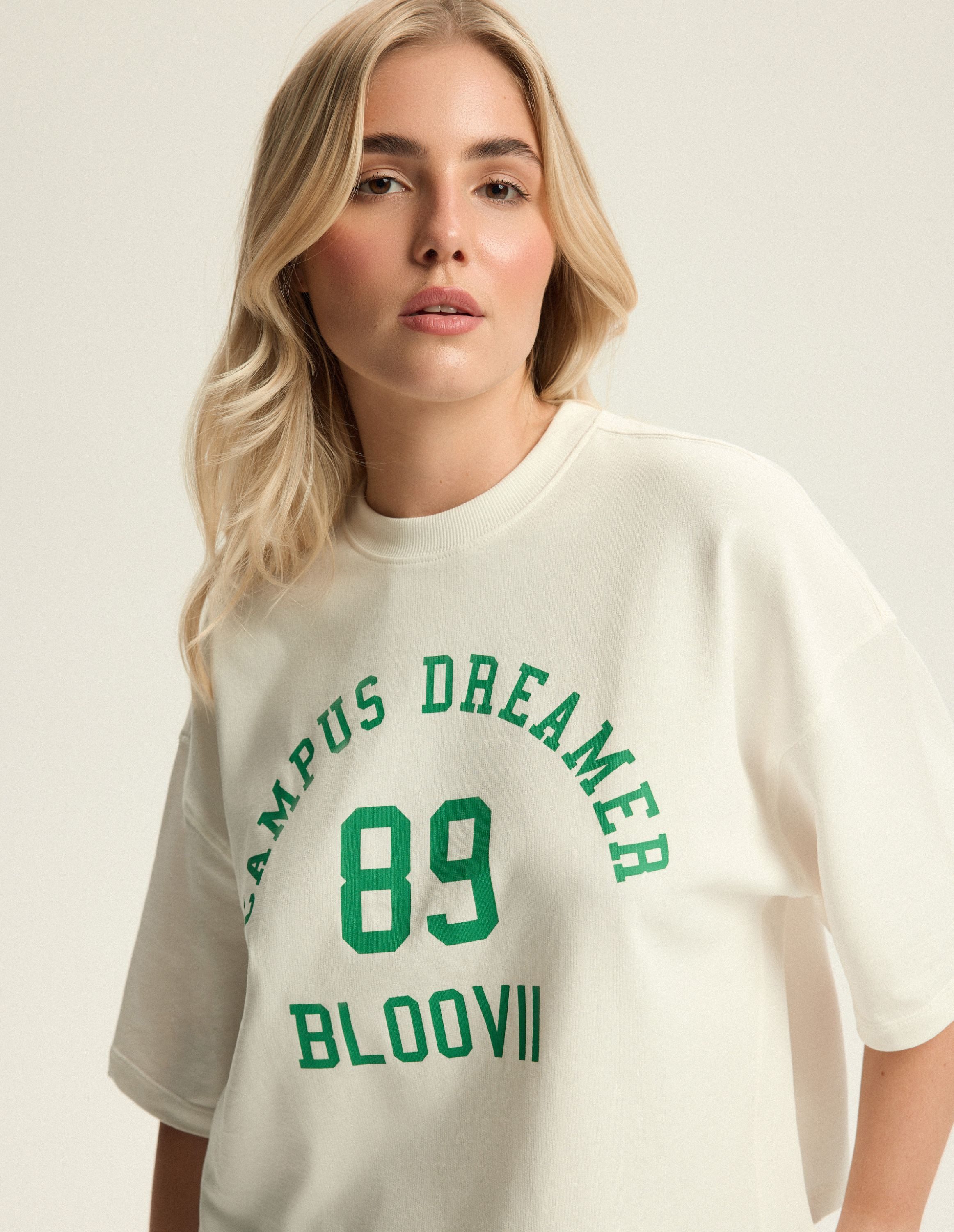 ESOTIQ T-Shirt Boxy-Oversize-T-Shirt aus Baumwolle mit College-Print. Kayci