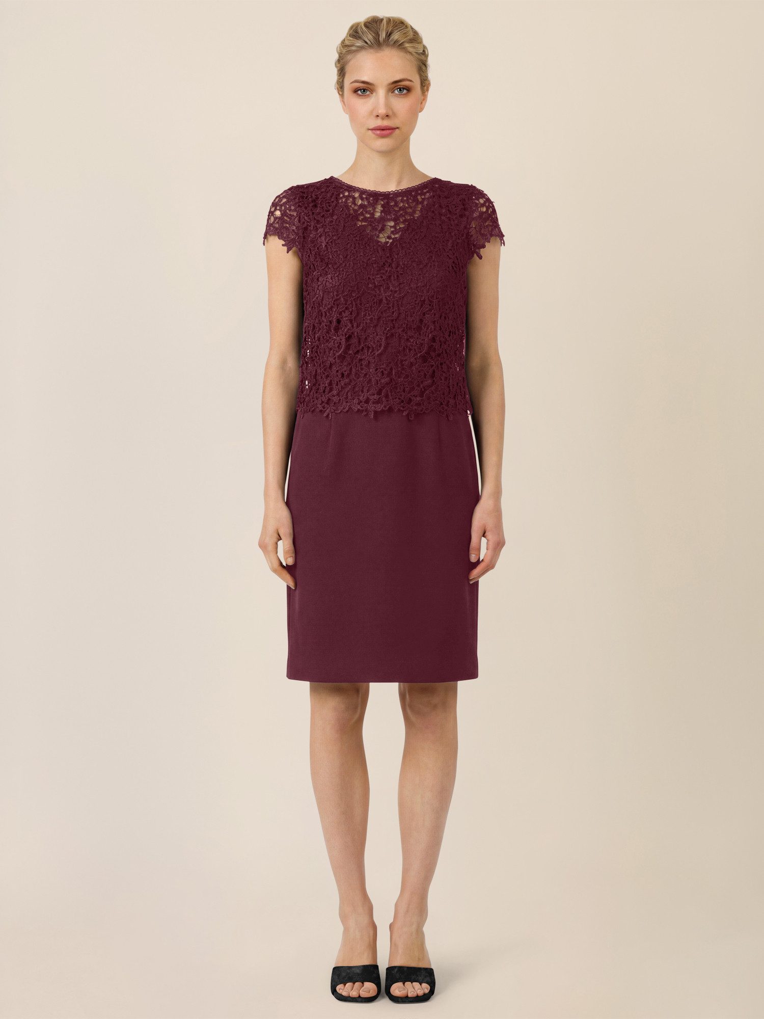 Apart Etuikleid mit Spitzenjäckchen