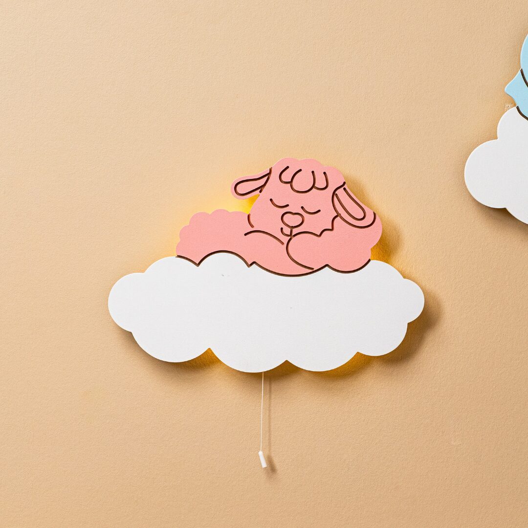 COZYCOLLECTIONS LED Wandleuchte Handbemaltes LED-Wandnachtlicht „Lamm auf der Wolke in Holzoptik, LED, Warmweiß, Montessori: sanftes Licht & eigene Schalter fördern Autonomie