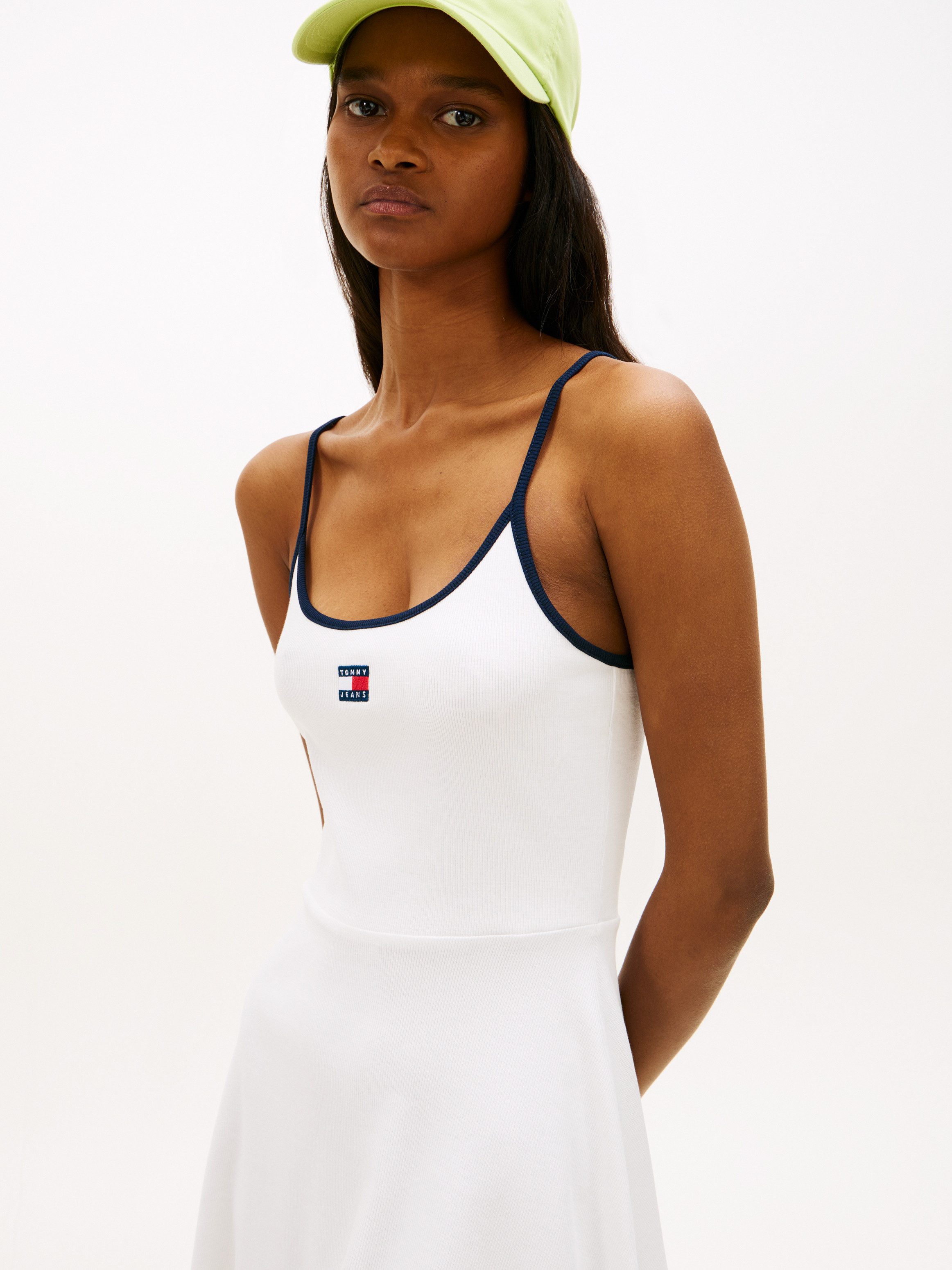Tommy Jeans Spaghettikleid TJW F&F STRAPPY BADGE DRESS Fit and Flare, gerippt, mit Kontrastdetails