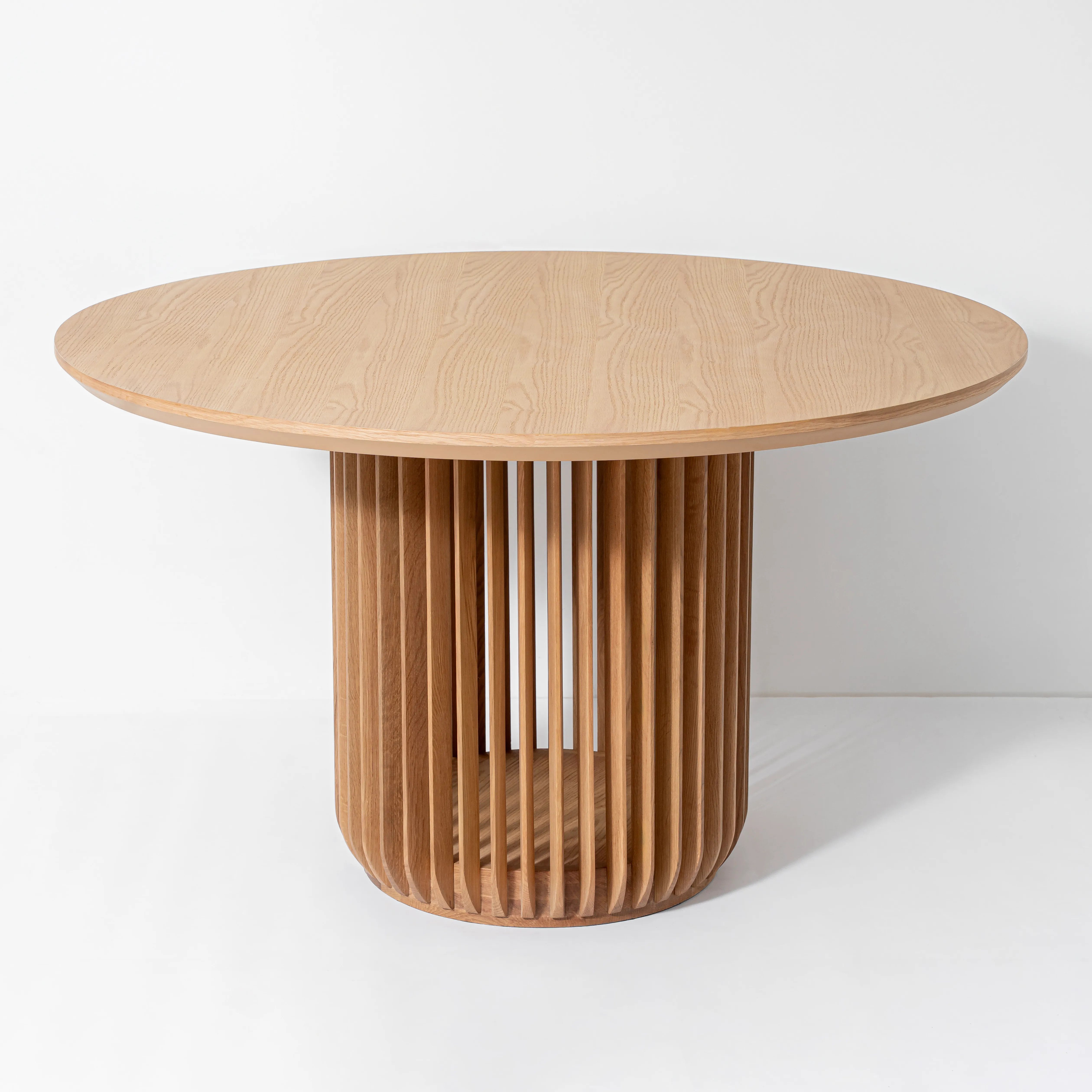 Woodek Design Esstisch Franz, rund Ø 130 cm, Gestell aus matt lackierter Eiche (Massivholz) (Tischplatte aus hochwertigem Eichenfurnier, 1-St., Oberfläche matt lackiert), Durchmesser: 130 cm, Höhe 76 cm