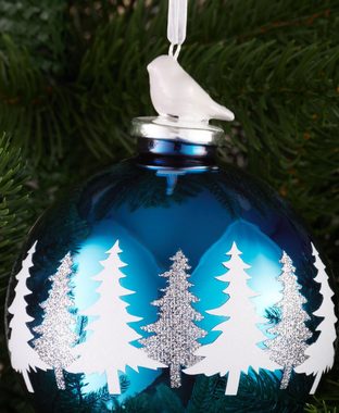 BRUBAKER Weihnachtsbaumkugel Premium Weihnachtskugel Blau mit weißen Tannenbäumen und Vogel Figur (1 St), 10 cm Baumkugel aus Glas - Weihnachtsbaumkugel Schneebedeckter Wald