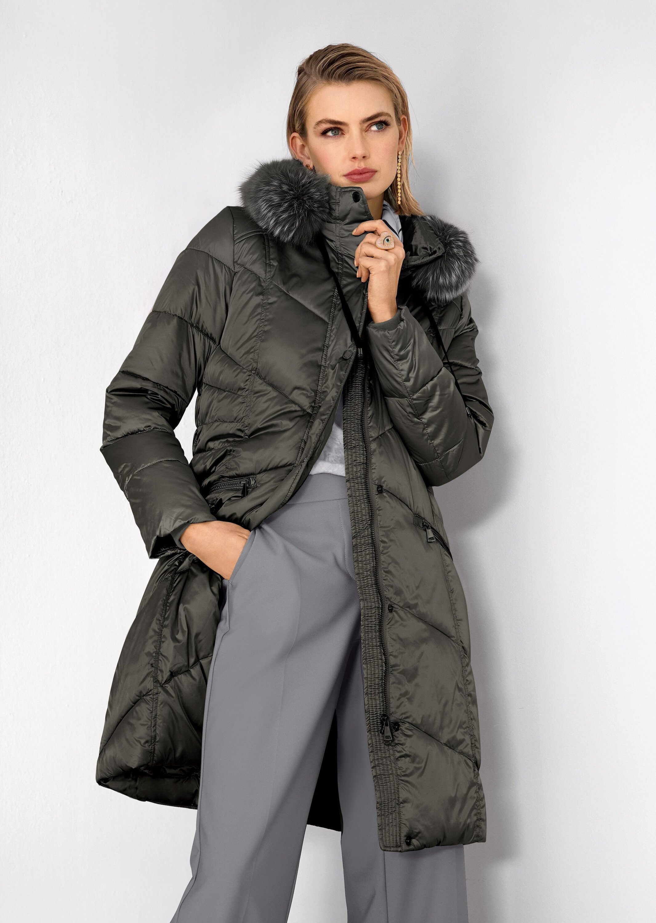 MADELEINE Steppjacke Kapuzenjacke mit Fancy-Stepp Wintermantel mit abnehmbarer Kapuze, Reißverschluss-Taschen