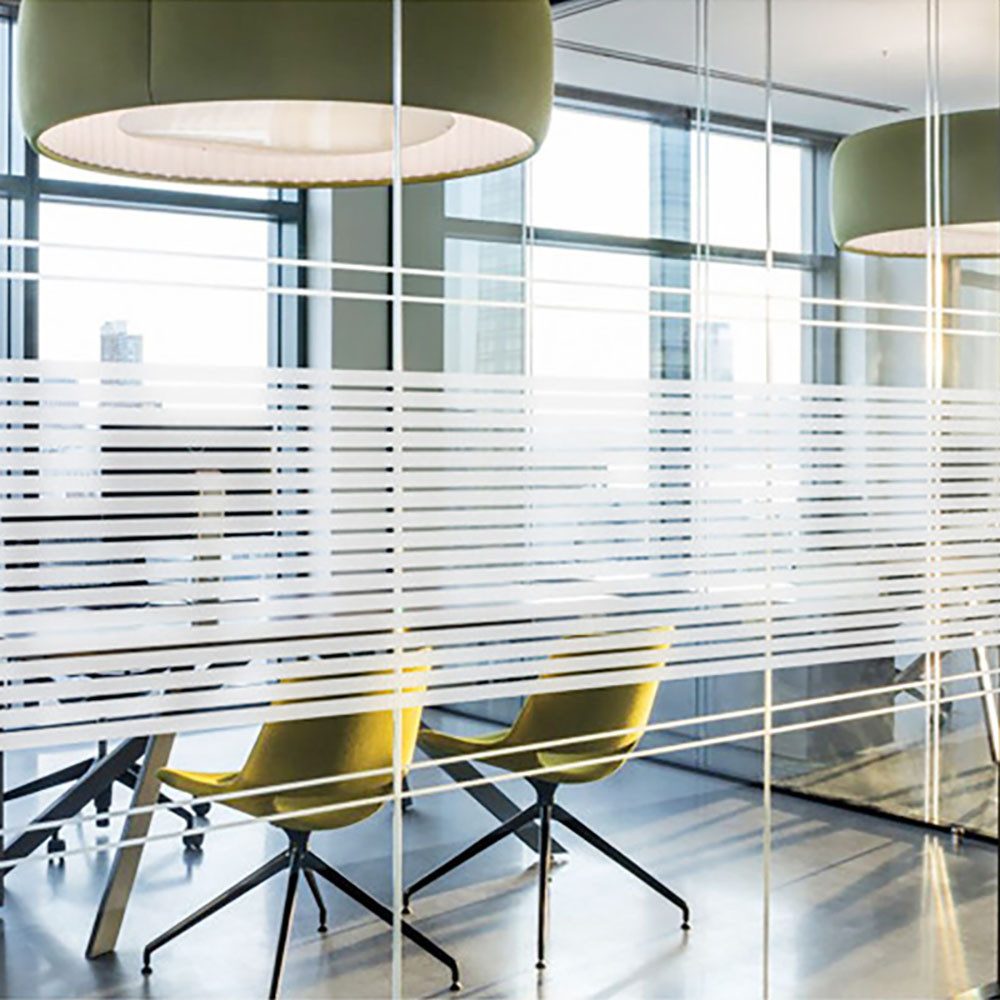 HomeBella Fensterfolie Statisch haftende Fensterfolie mit Streifen Sichtschutzfolie, – Milchglas Optik für Fenster & Türen, ohne Kleber