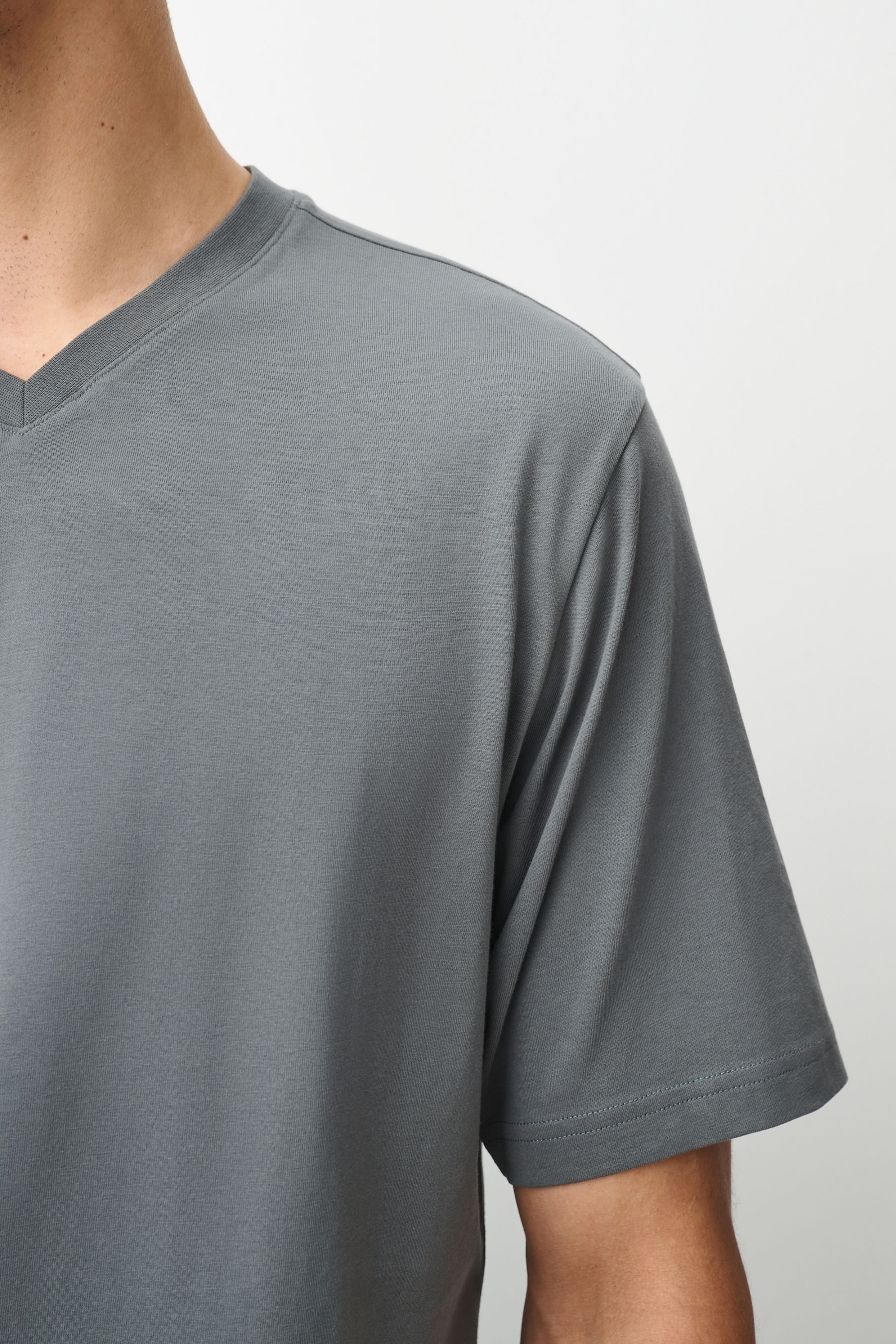 Next T-Shirt Essential T-Shirt mit V-Ausschnitt aus Baumwolle (1-tlg) – Bild 3 von 5
